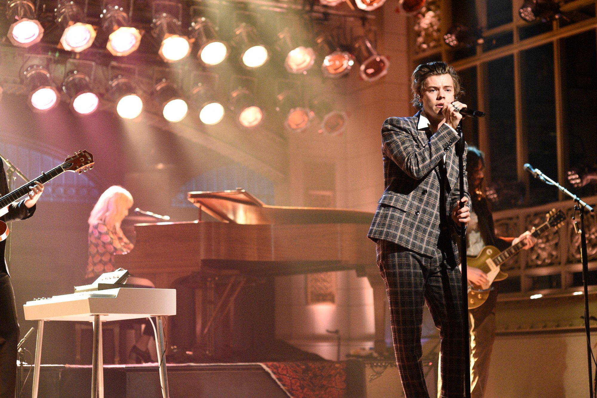 Harry Styles performed "Sign of the Times" on Jimmy Fallon's episode of 'Saturday Night Live' on April 15, 2017