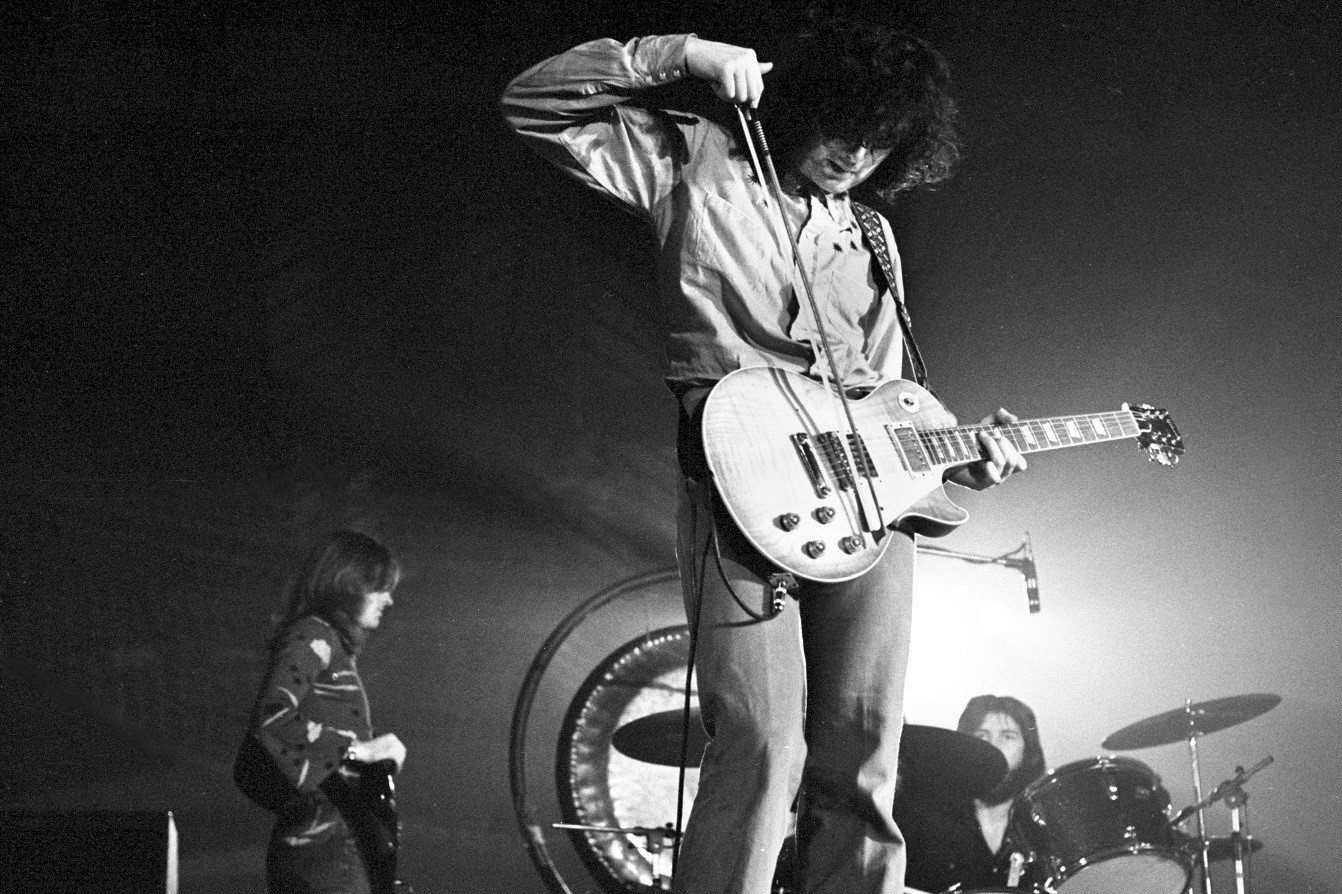 Led Zeppelin on stage in '72