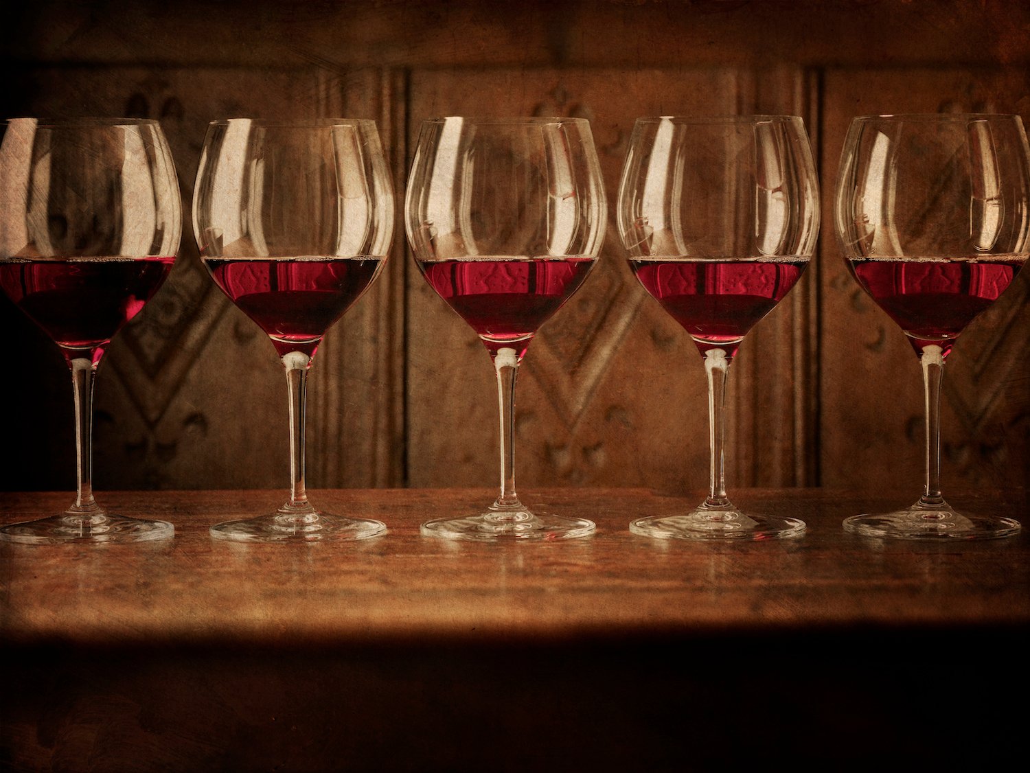 wine glasses with red wine