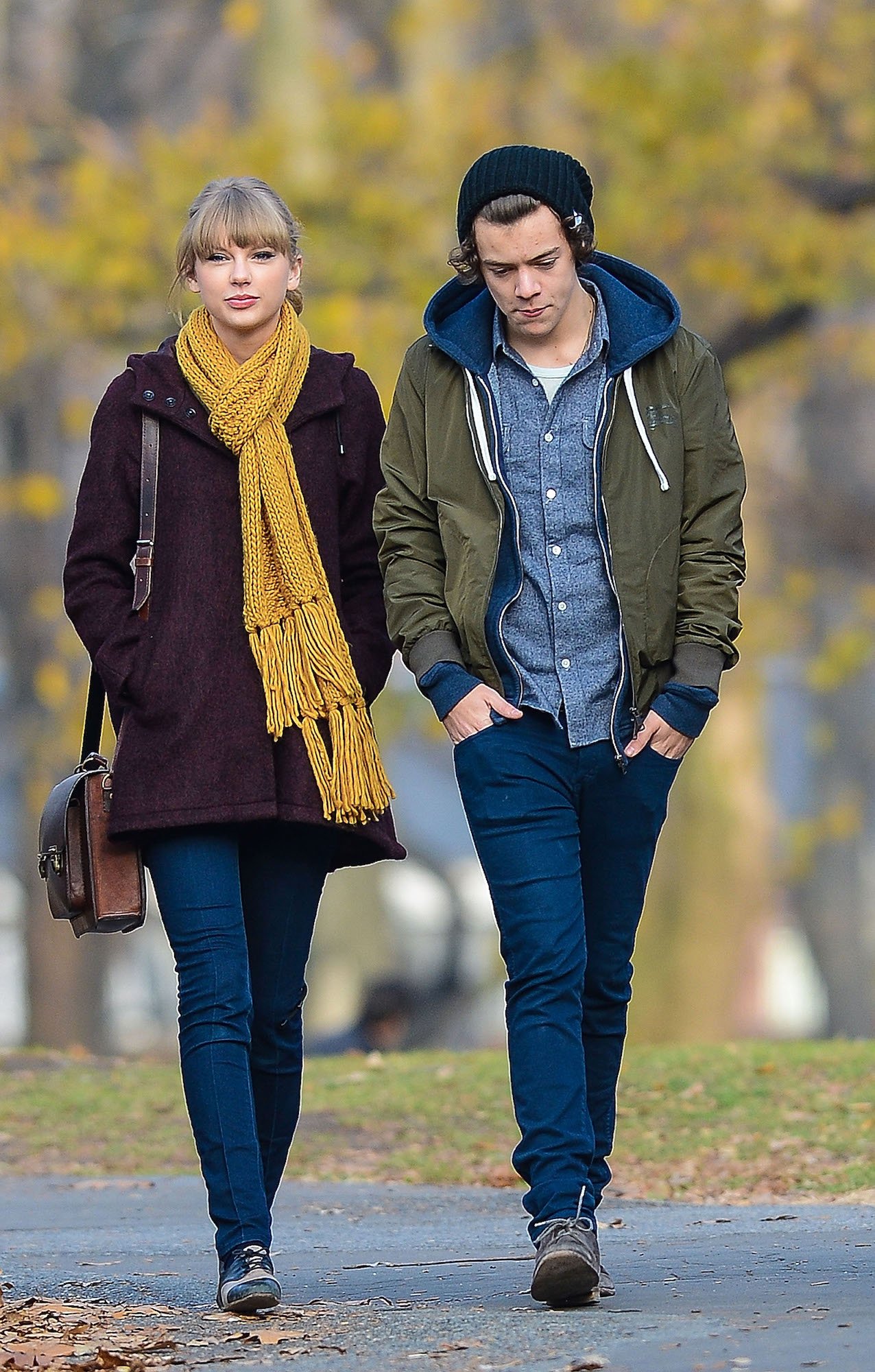 Taylor Swift and Harry Styles walking around Central Park, December 02, 2012.