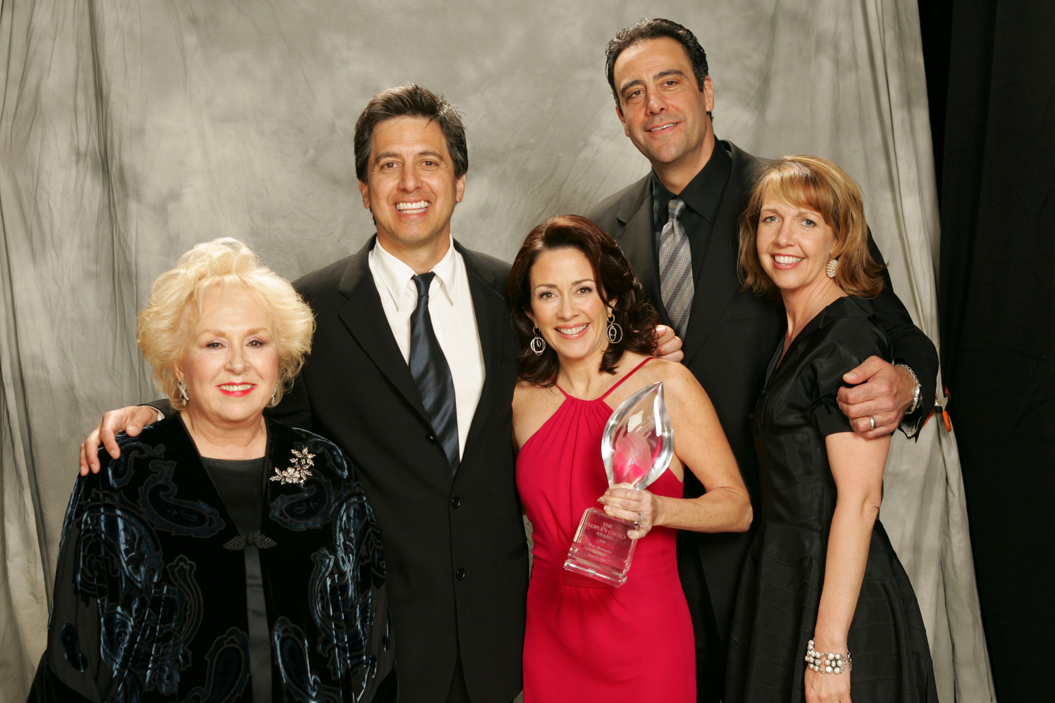 Doris Roberts, left, with the cast of 'Everybody Loves Raymond'