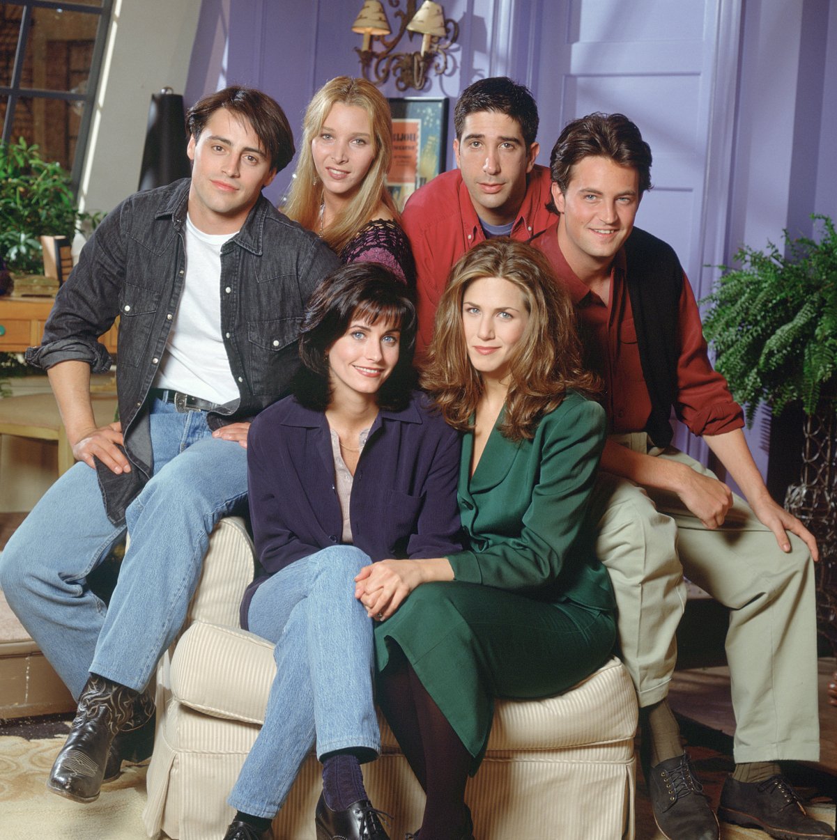 Lisa Kudrow (top row, 2nd from left) with the rest of the cast of 'Friends'