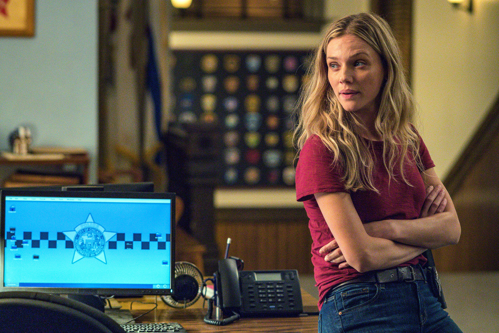 Tracy Spiridakos as Det Hailey Upton sitting on a desk