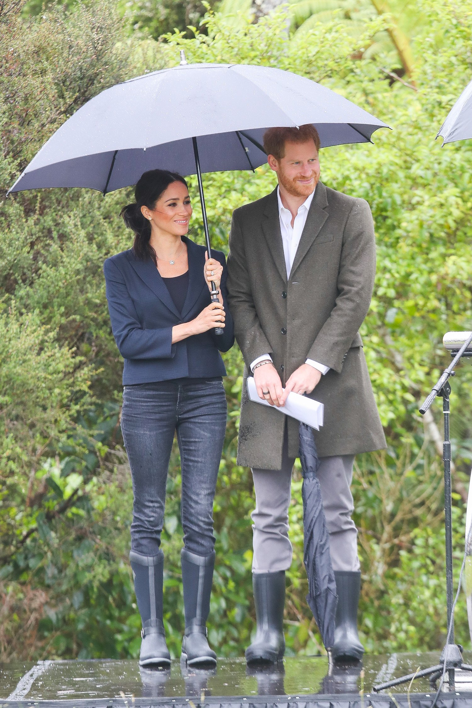 Meghan Markle and Prince Harry in New Zealand standing under an umbrella