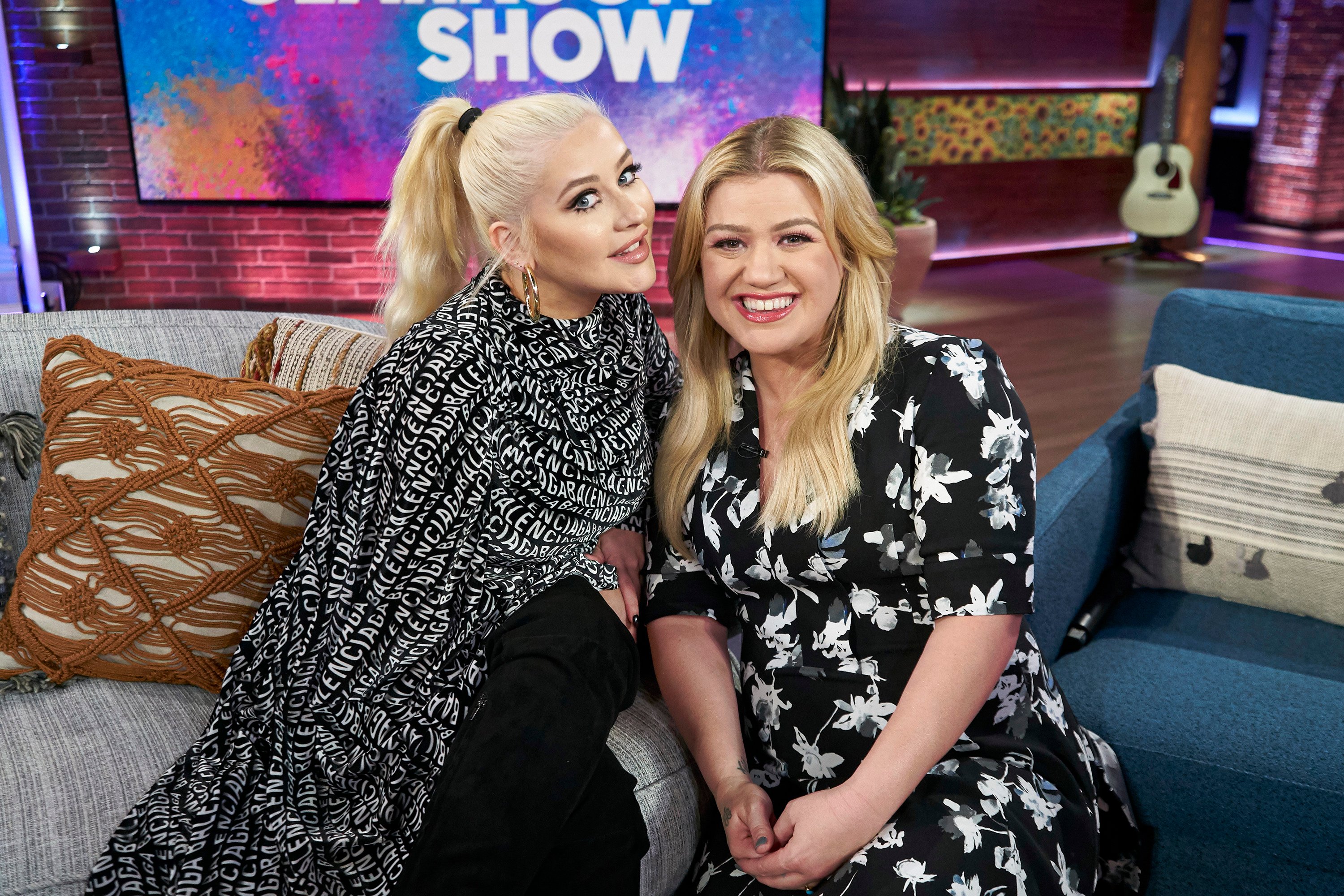 Christina Aguilera and Kelly Clarkson on the couch