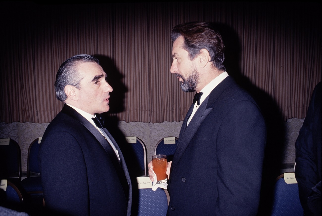 Martin Scorsese talking with Robert De Niro in 1990