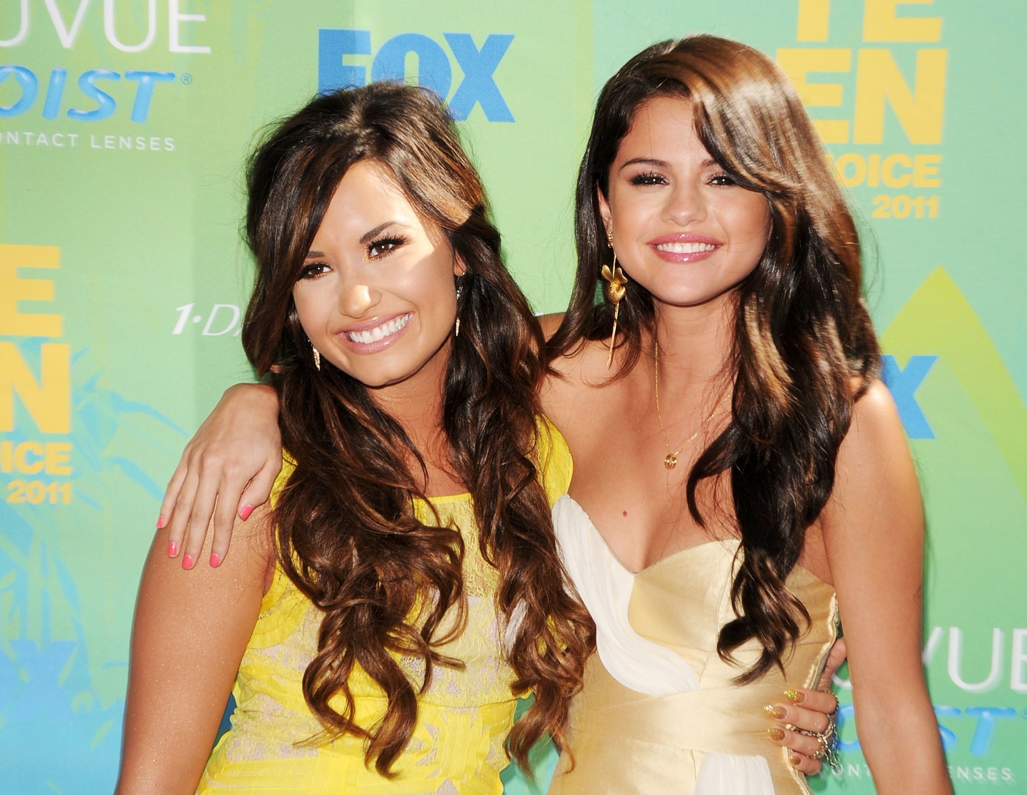 Demi Lovato (L) and Selena Gomez arrive at the 2011 Teen Choice Awards on August 7, 2011 in Universal City, California.