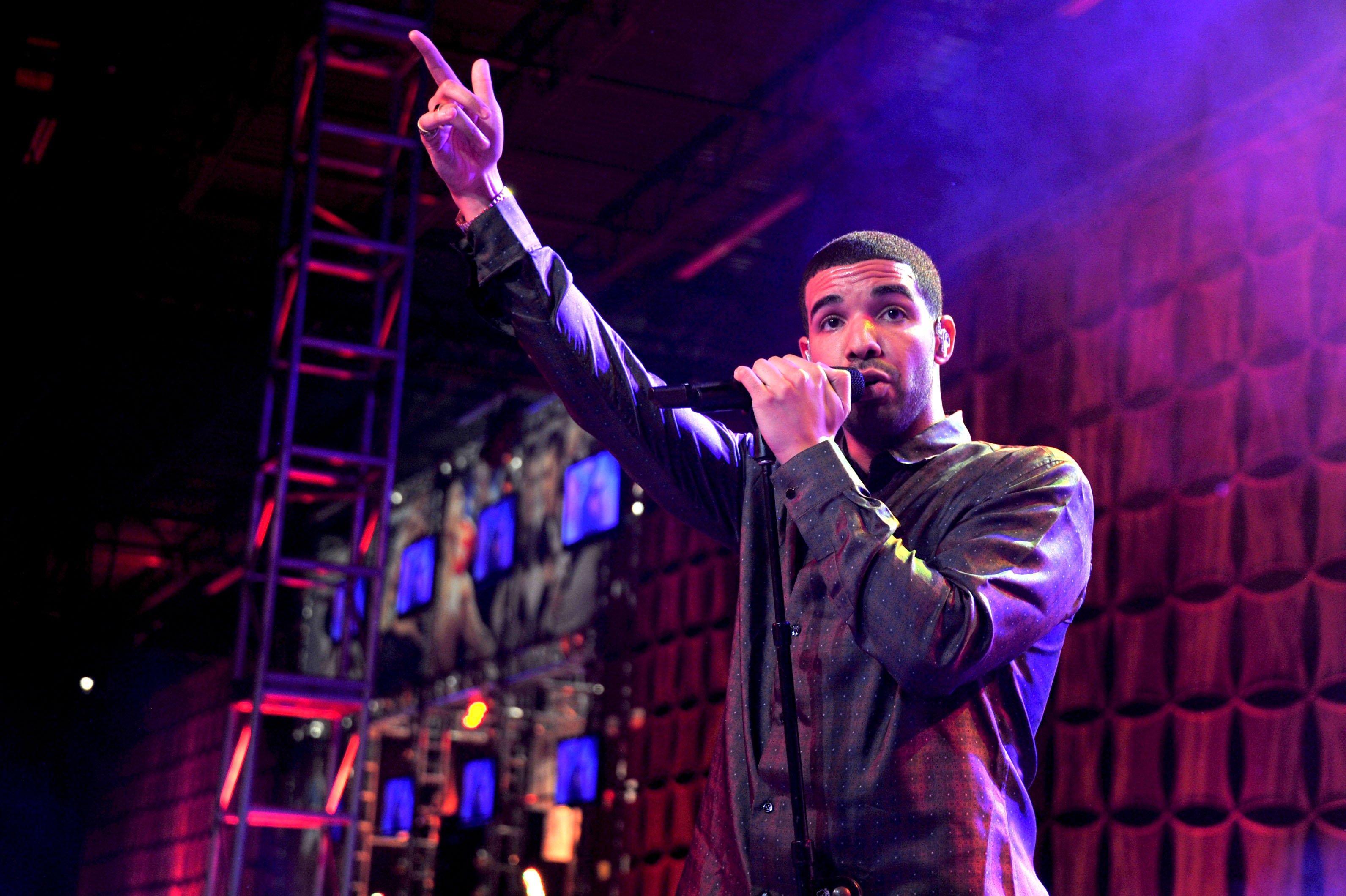 Drake pointing his finger