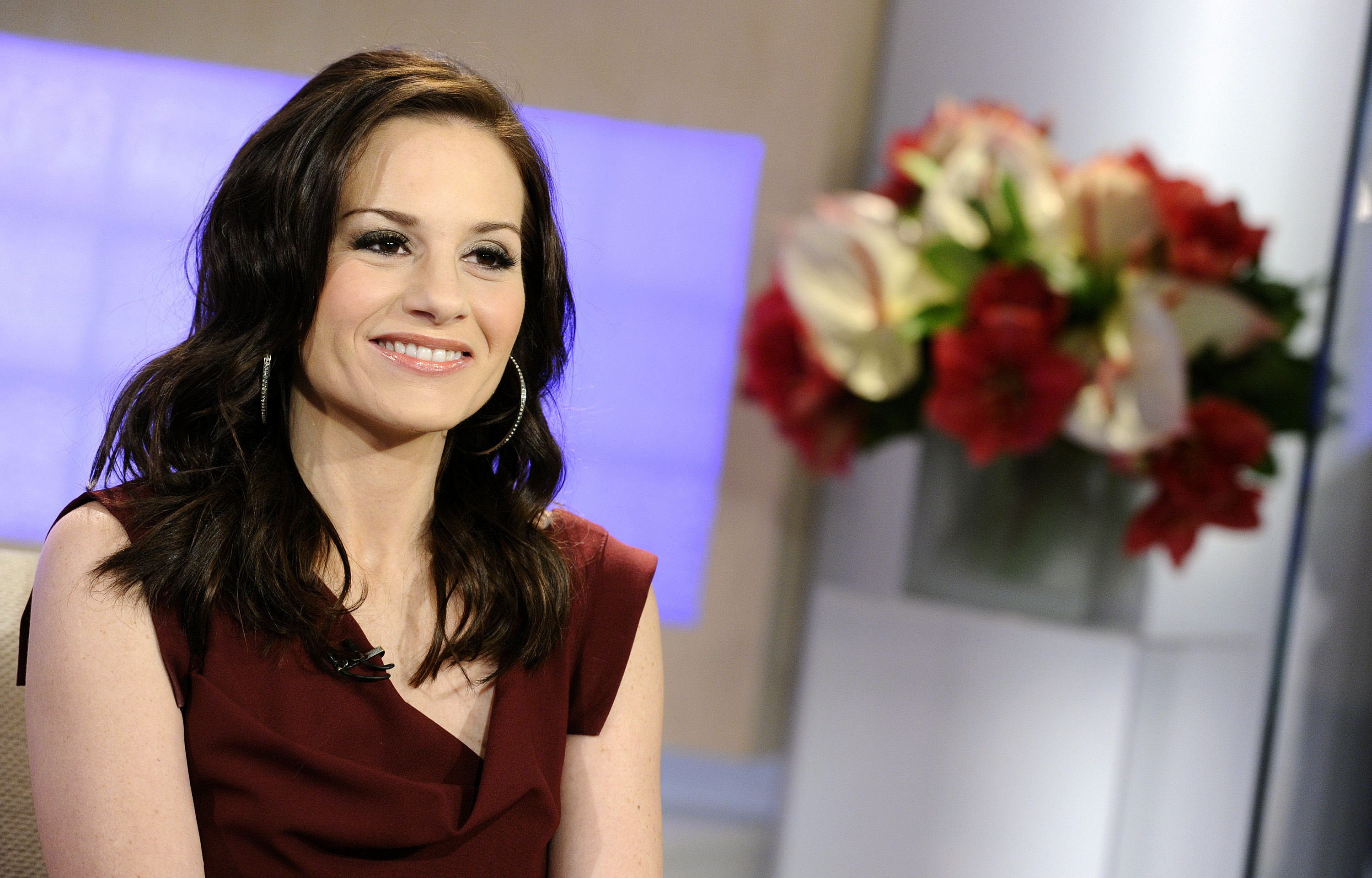 Kara DioGuardi with flowers