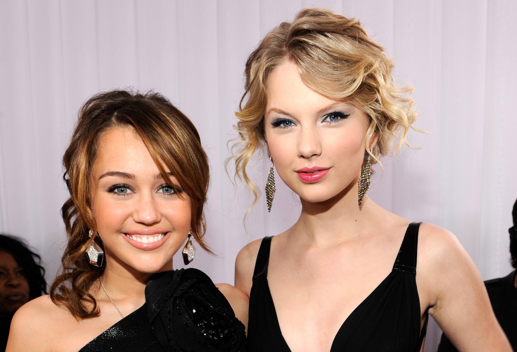 Miley Cyrus and Taylor Swift arrives to the 51st Annual GRAMMY Awards on February 8, 2009 in Los Angeles, California.