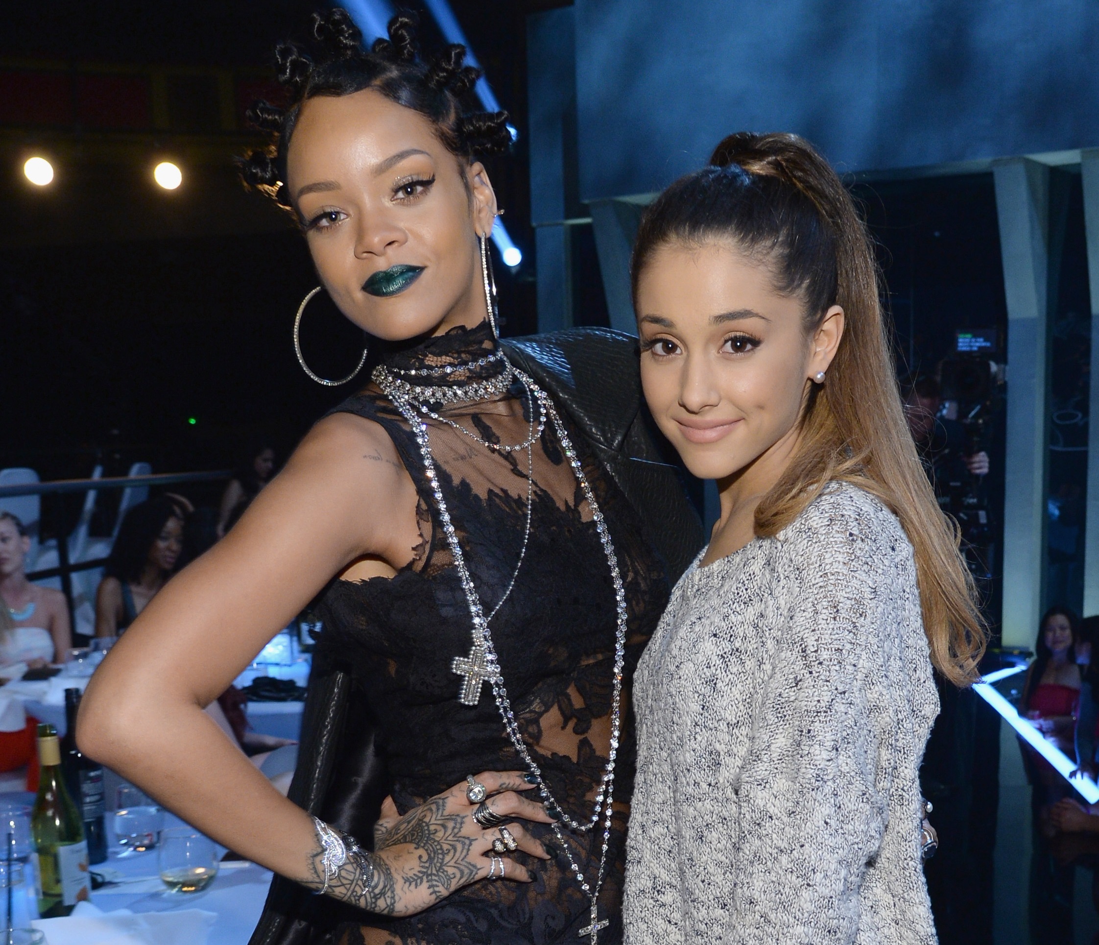 (l-r) Singers Rihanna and Ariana Grande attend the iHeartRadio Music Awards on May 1, 2014.