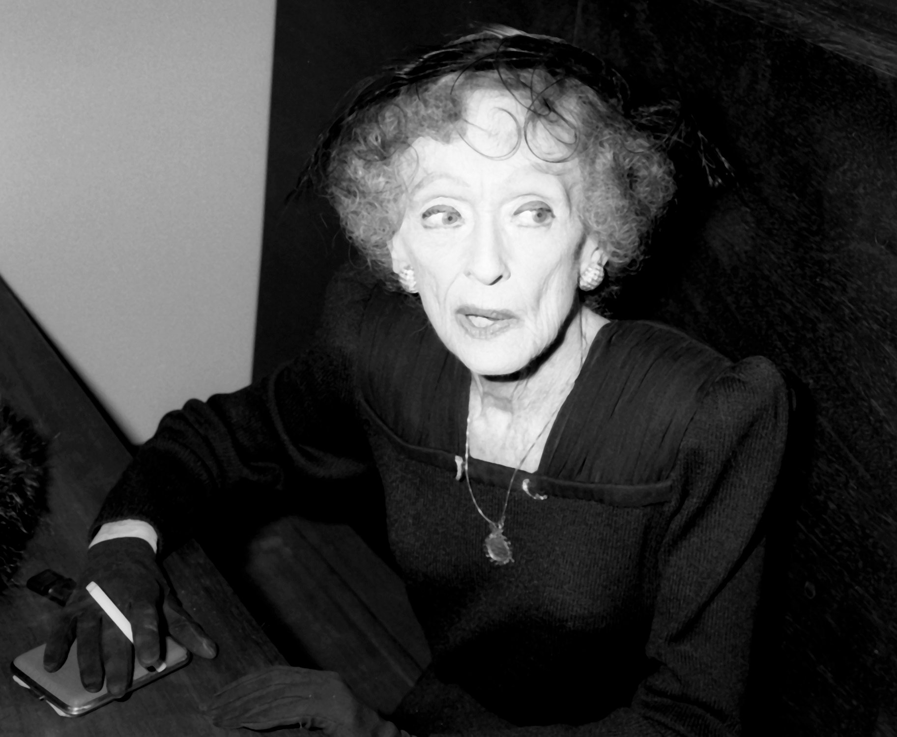 Bette Davis attends the American Film Institute Party on March 11, 1987 at Kat Mantilini Restaurant in Beverly Hills, California