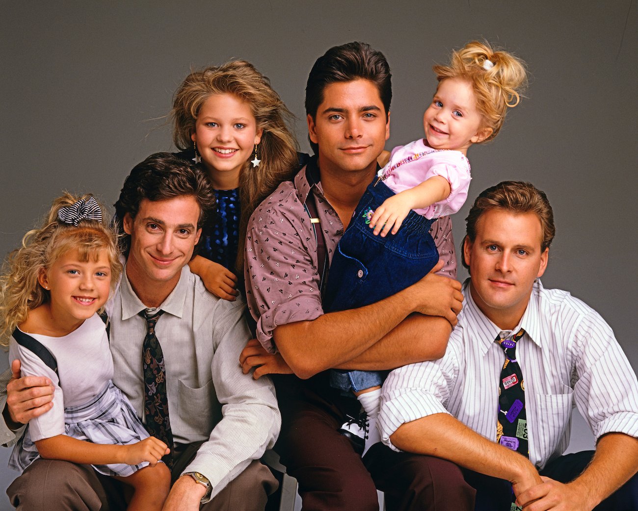 Cast of 'Full House' (l-r) Jodie Sweetin, Bob Saget, Candace Cameron, John Stamos, Mary Kate/Ashley Olsen, and Dave Coulier