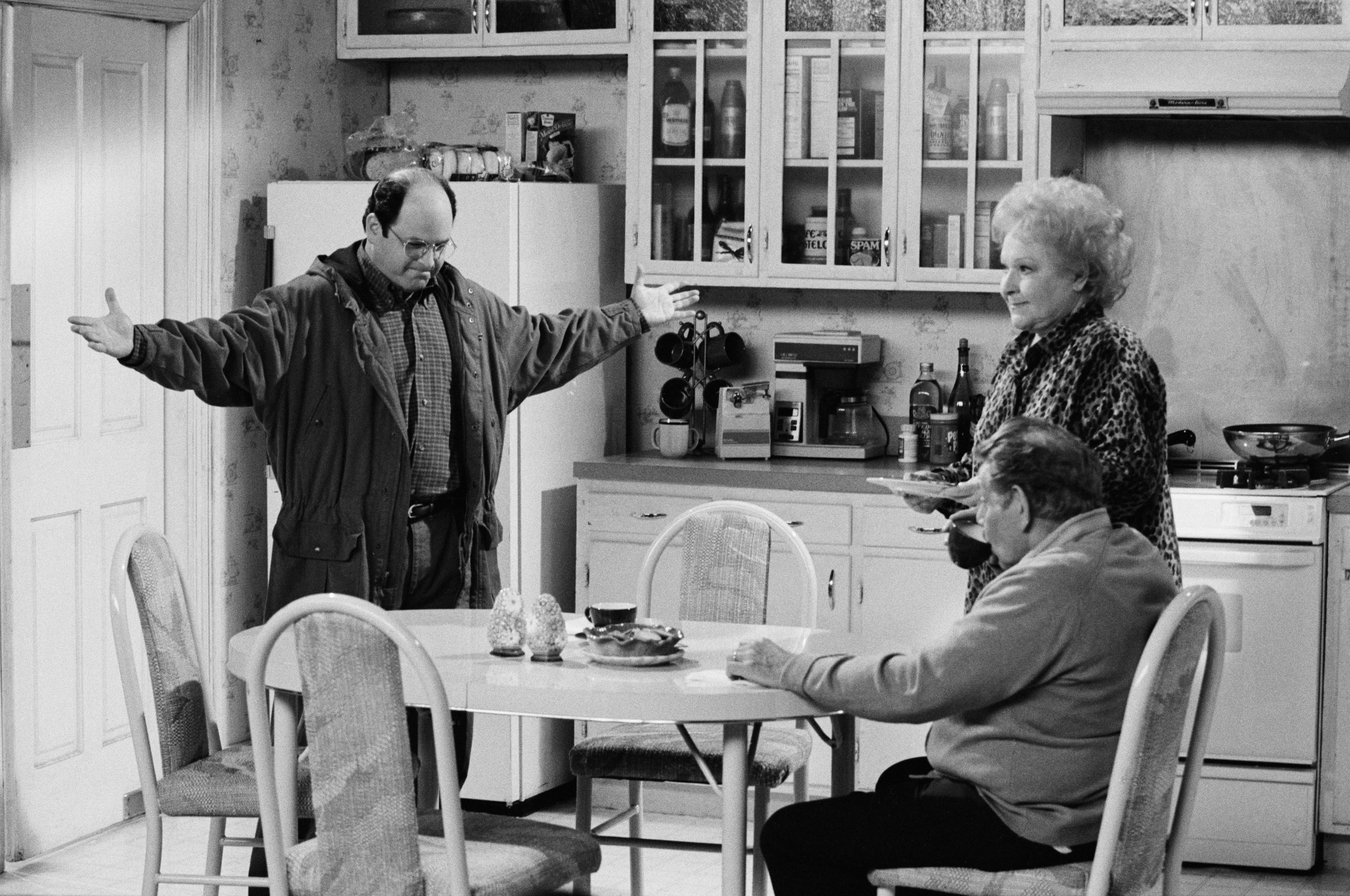 Jason Alexander as George Costanza, with Estelle Harris as Estelle Costanza and Jerry Stiller as Frank Costanza on the set of 'Seinfeld'