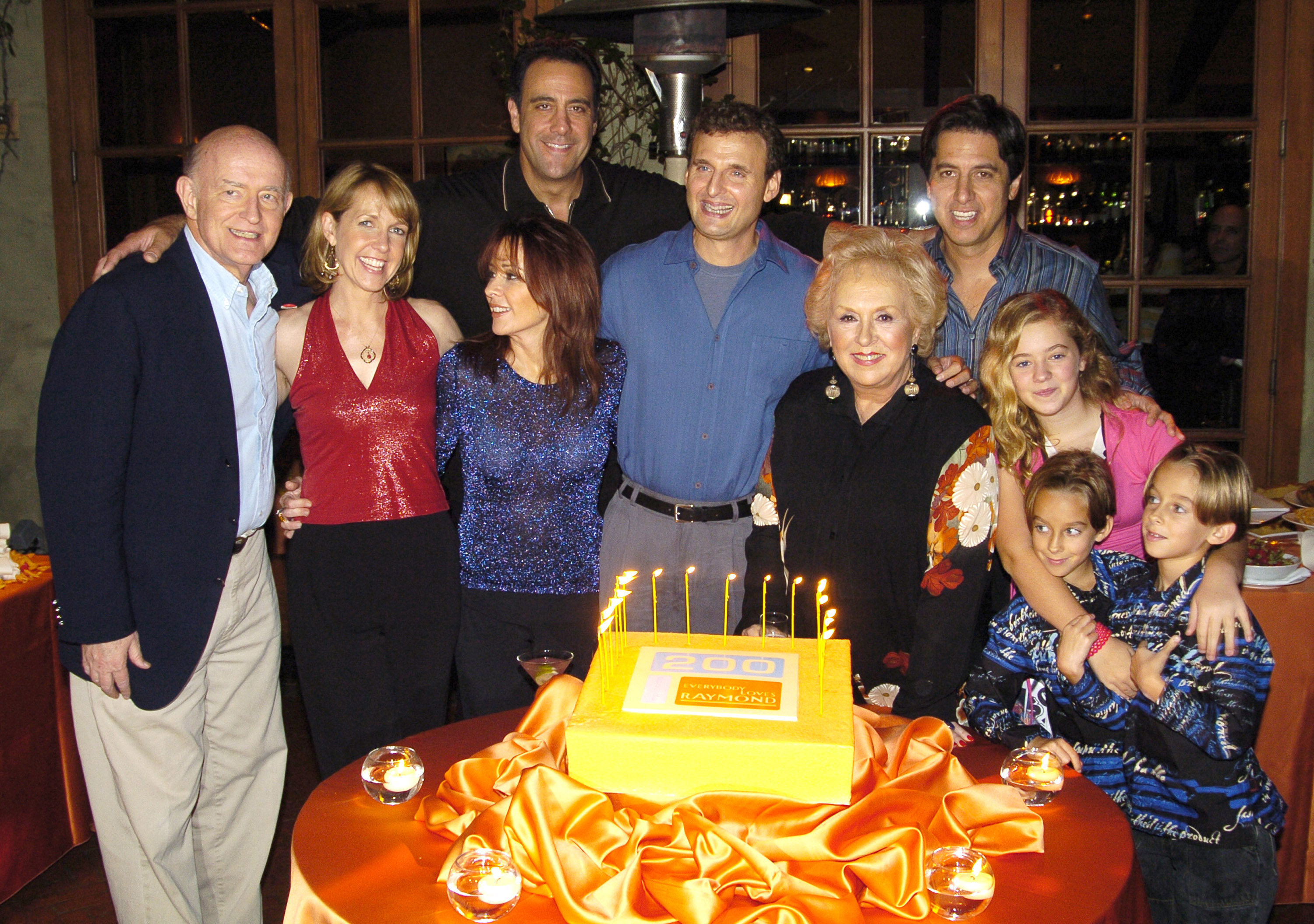 Phil Rosenthal, center, with the cast of 'Everybody Loves Raymond'