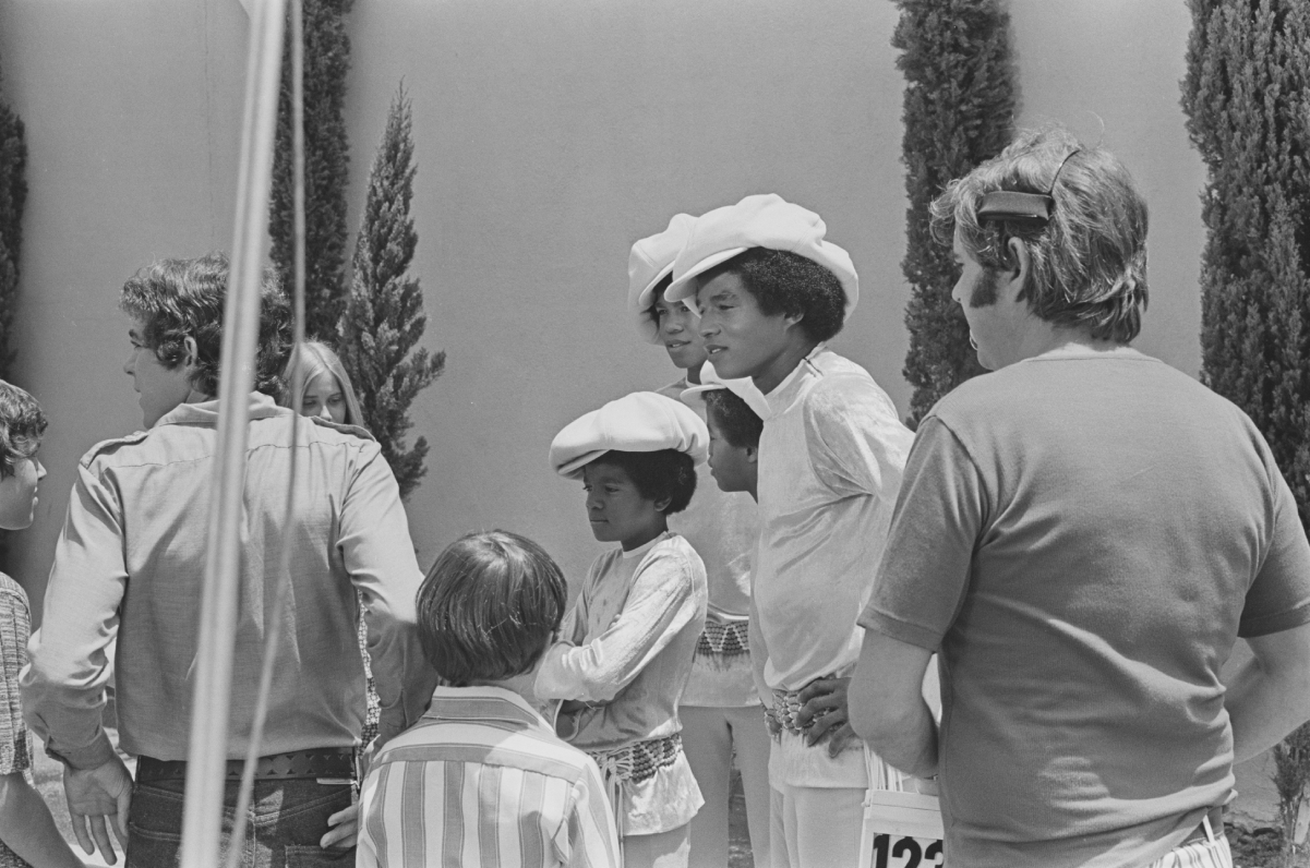 The Jackson 5 visiting with the cast of 'The Brady Bunch' in 1971