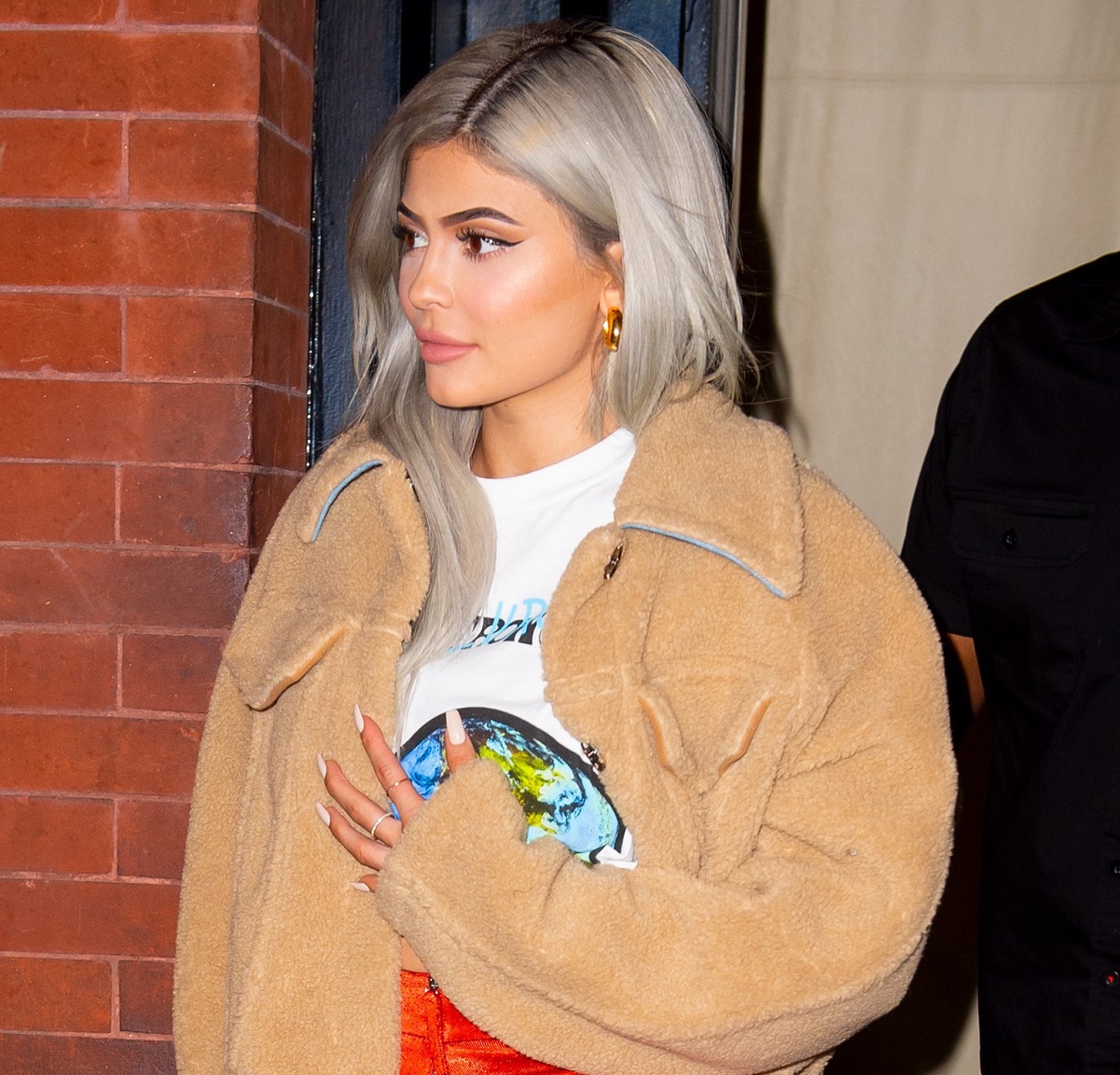 Video Shows What Kylie Jenner Carries Inside Her Purse