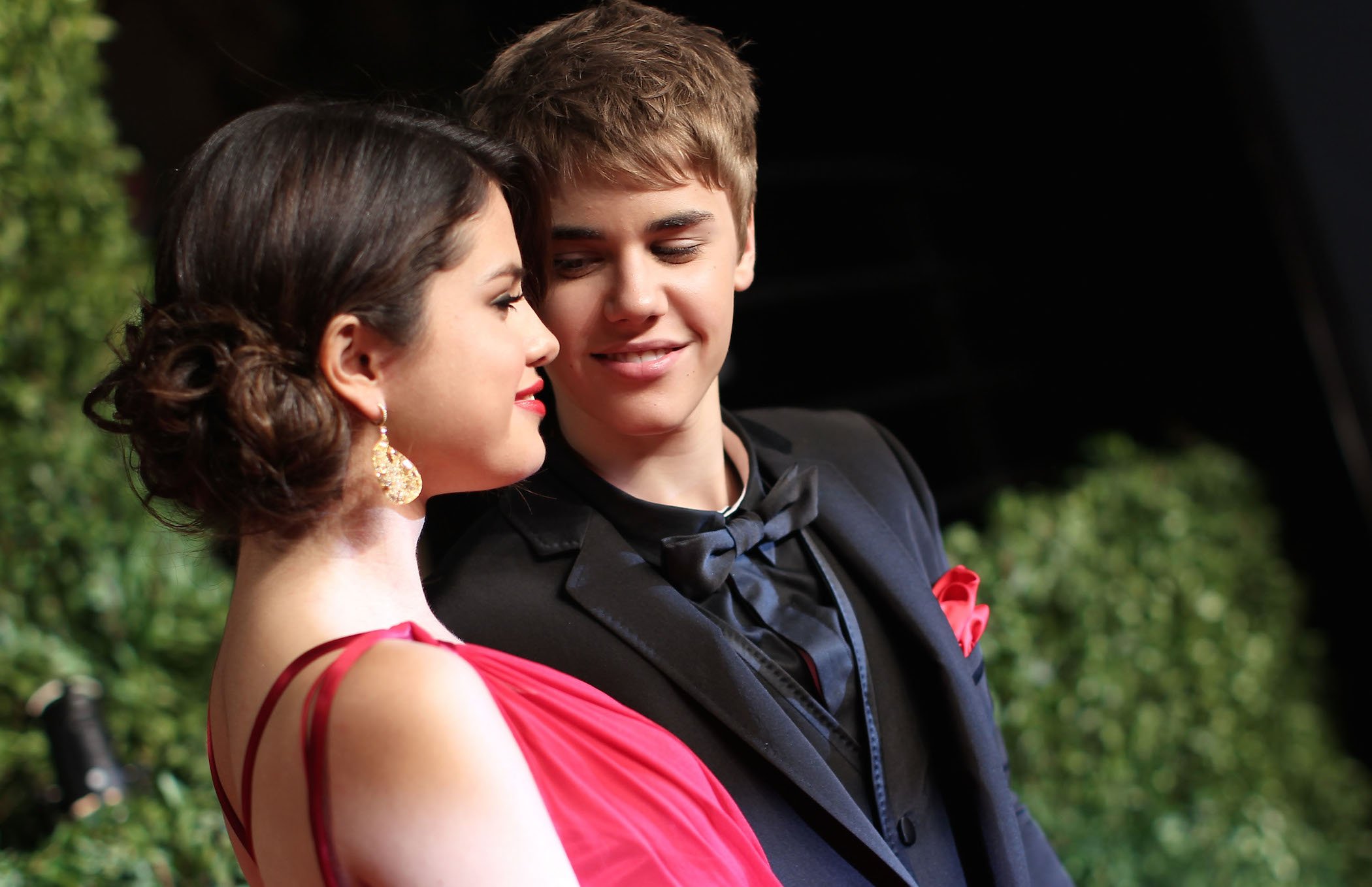 Selena Gomez and Justin Bieber attend the 2011 Vanity Fair Oscar Party in 2011 