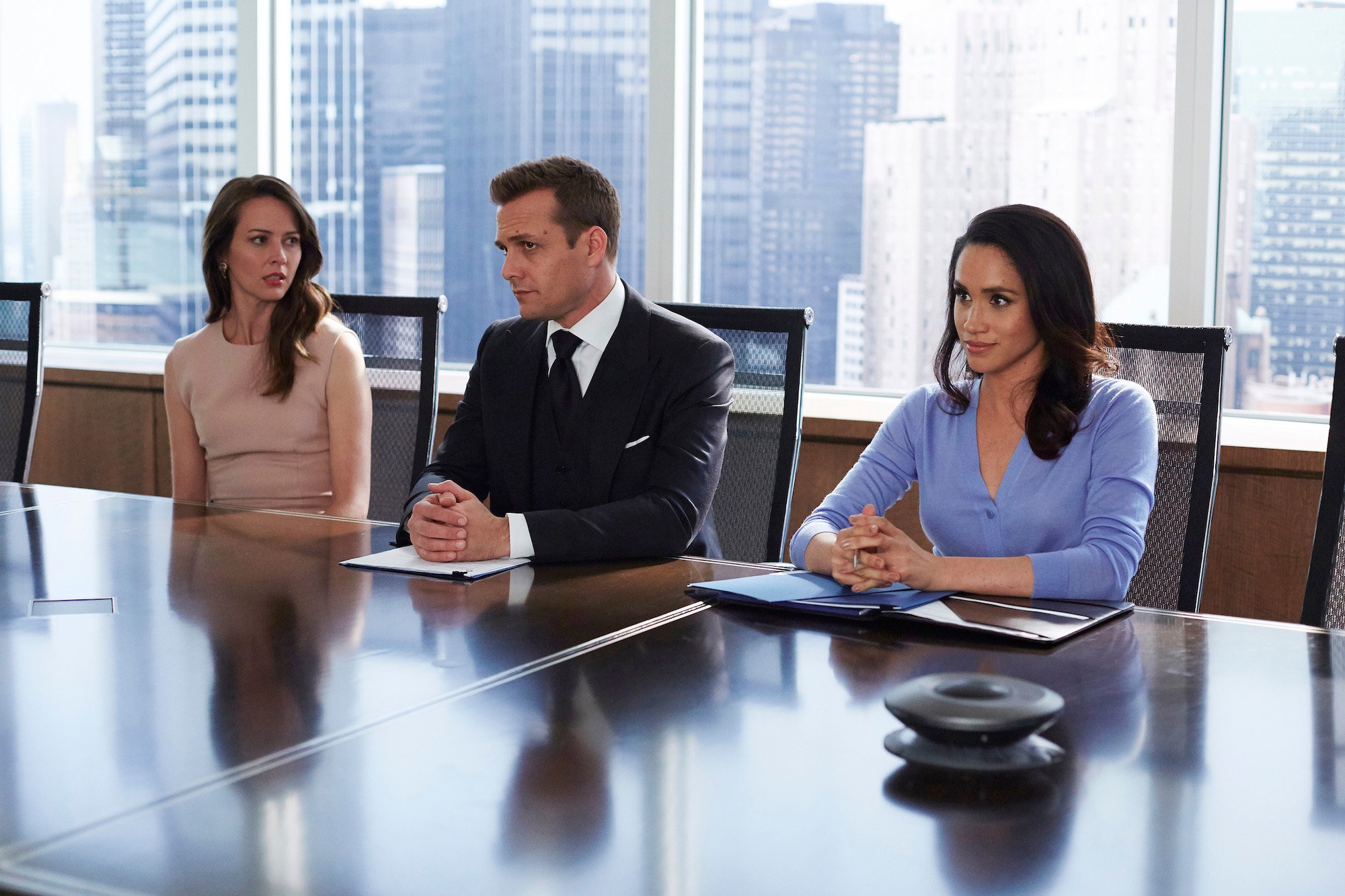 (L-R) Amy Acker as Esther, Gabriel Mact as Harvey Specter, Meghan Markle as Rachel Zane seated at a table on 'Suits'