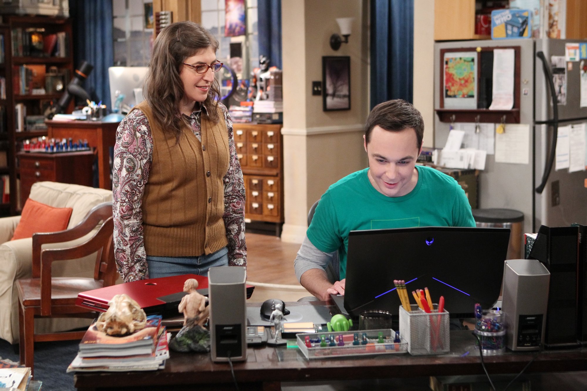 (L-R) Mayim Bialik as Amy and Jim Parsons as Sheldon on The Big Bang Theory