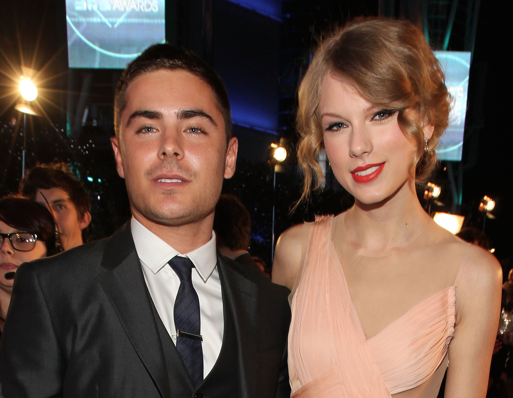 Zac Efron and Taylor Swift arrive at the 2011 People's Choice Awards