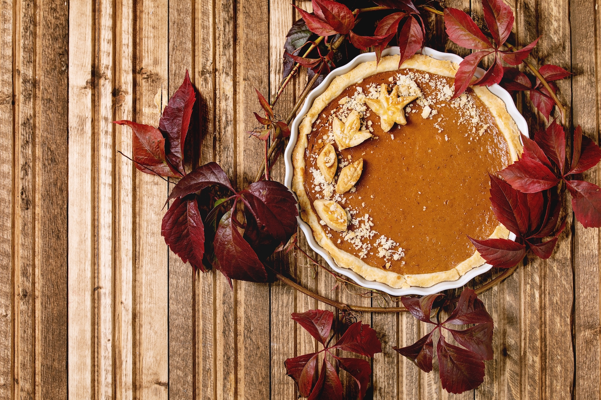 Pumpkin pie with leaves