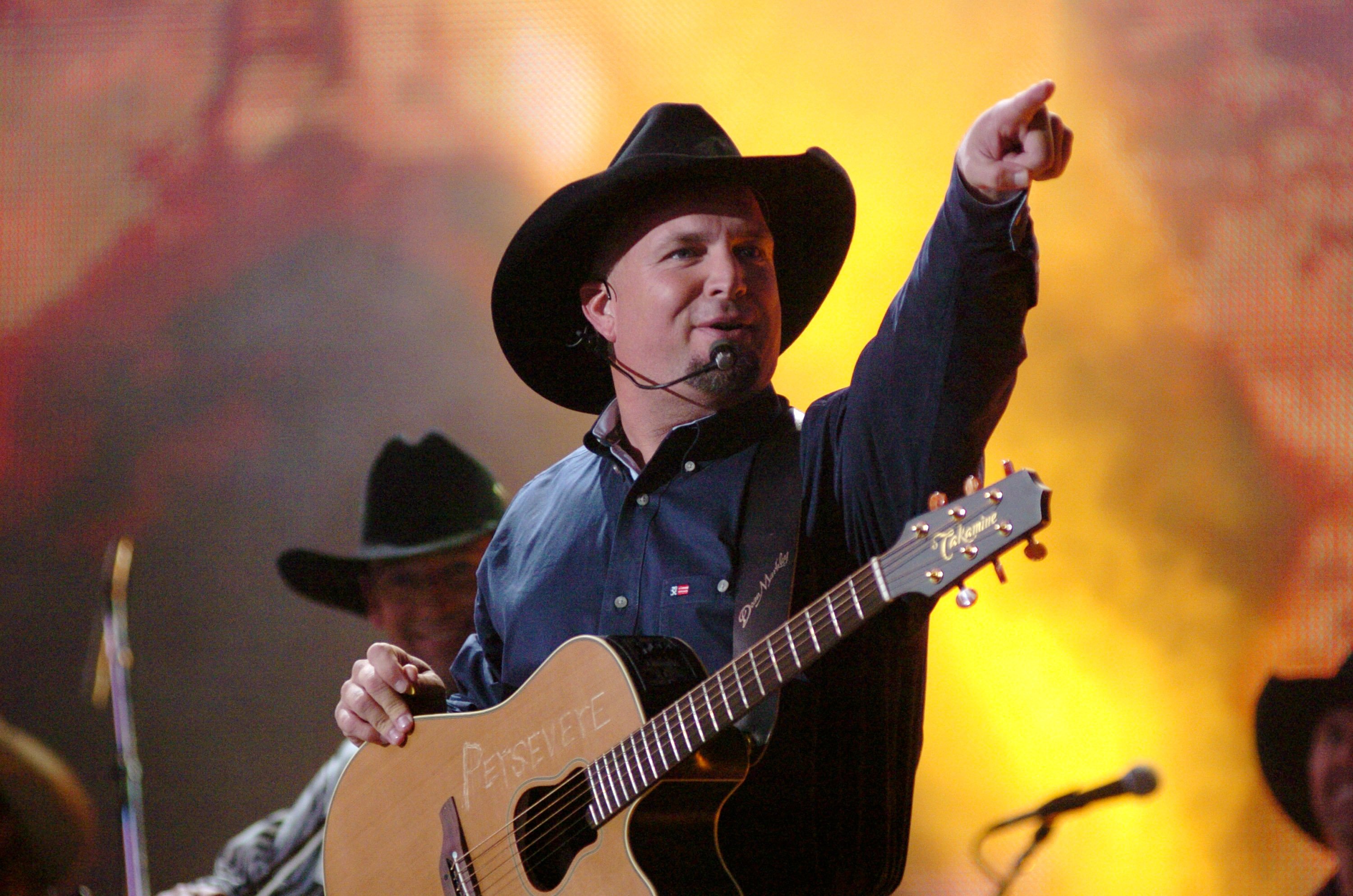 Garth Brooks pointing his finger