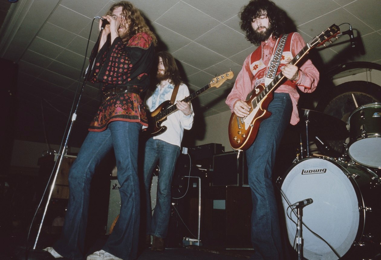 Zeppelin performing live