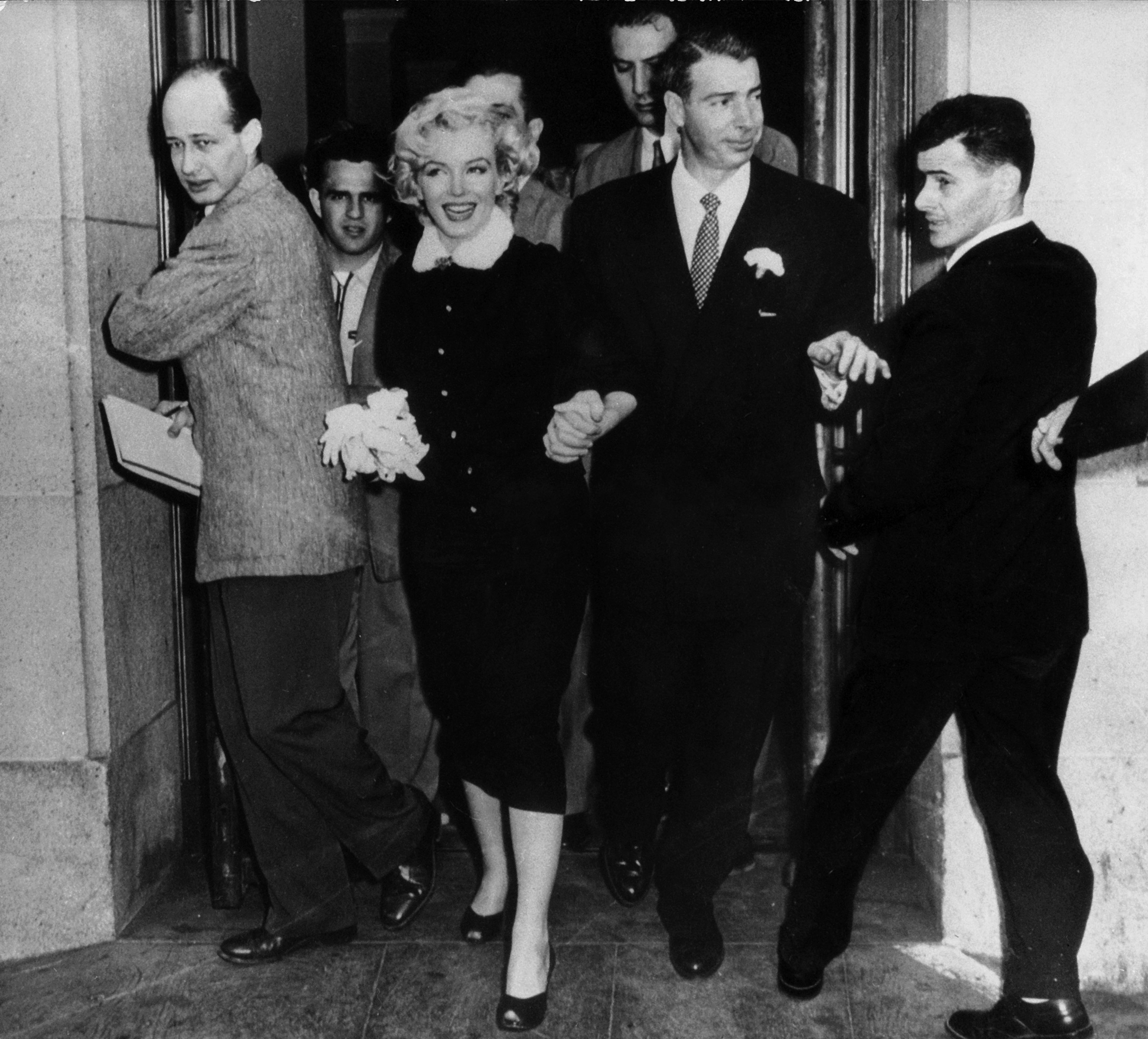 Marilyn Monroe leaves courthouse With Joe Dimaggio