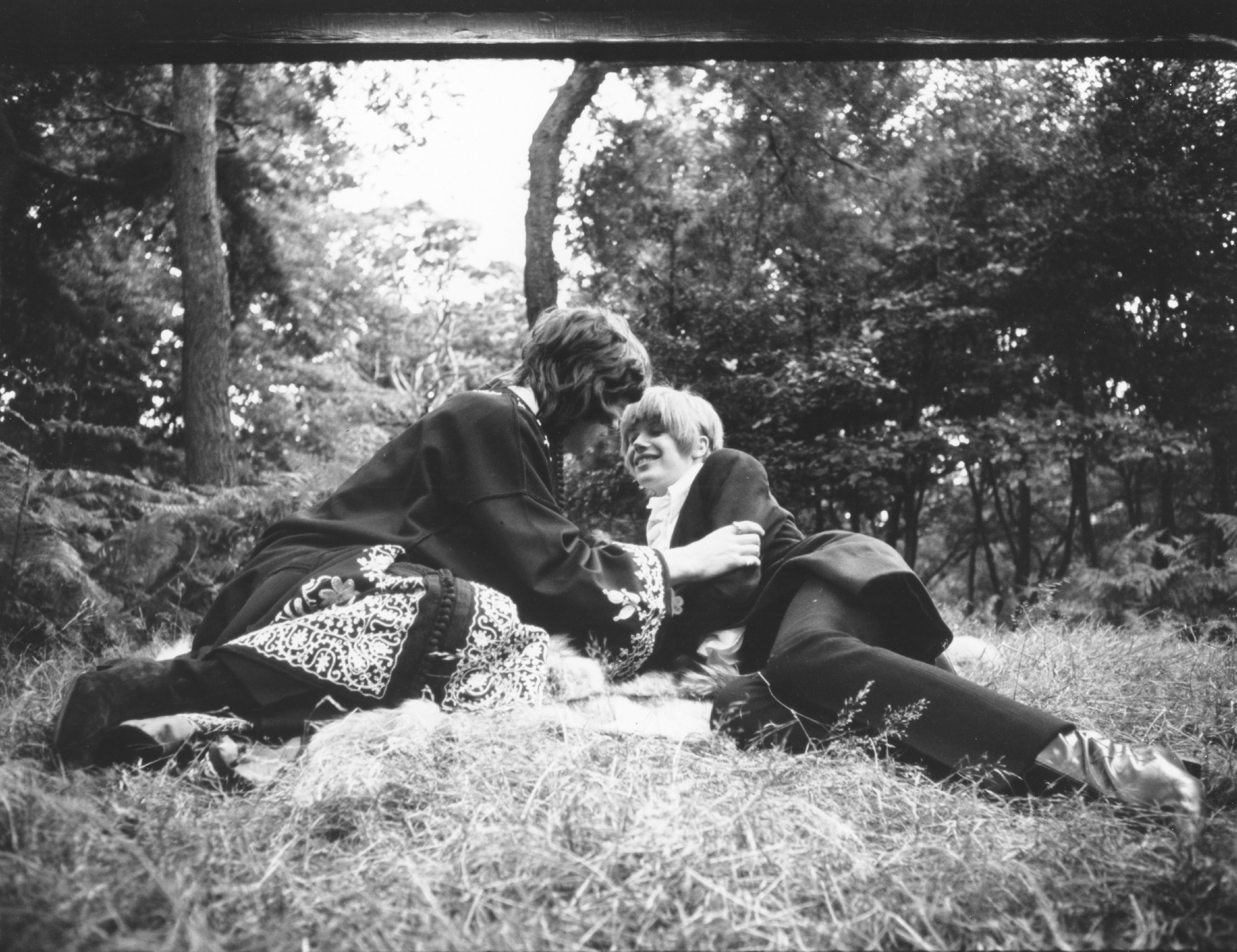 Mick Jagger and Marianne Faithfull lying in hay