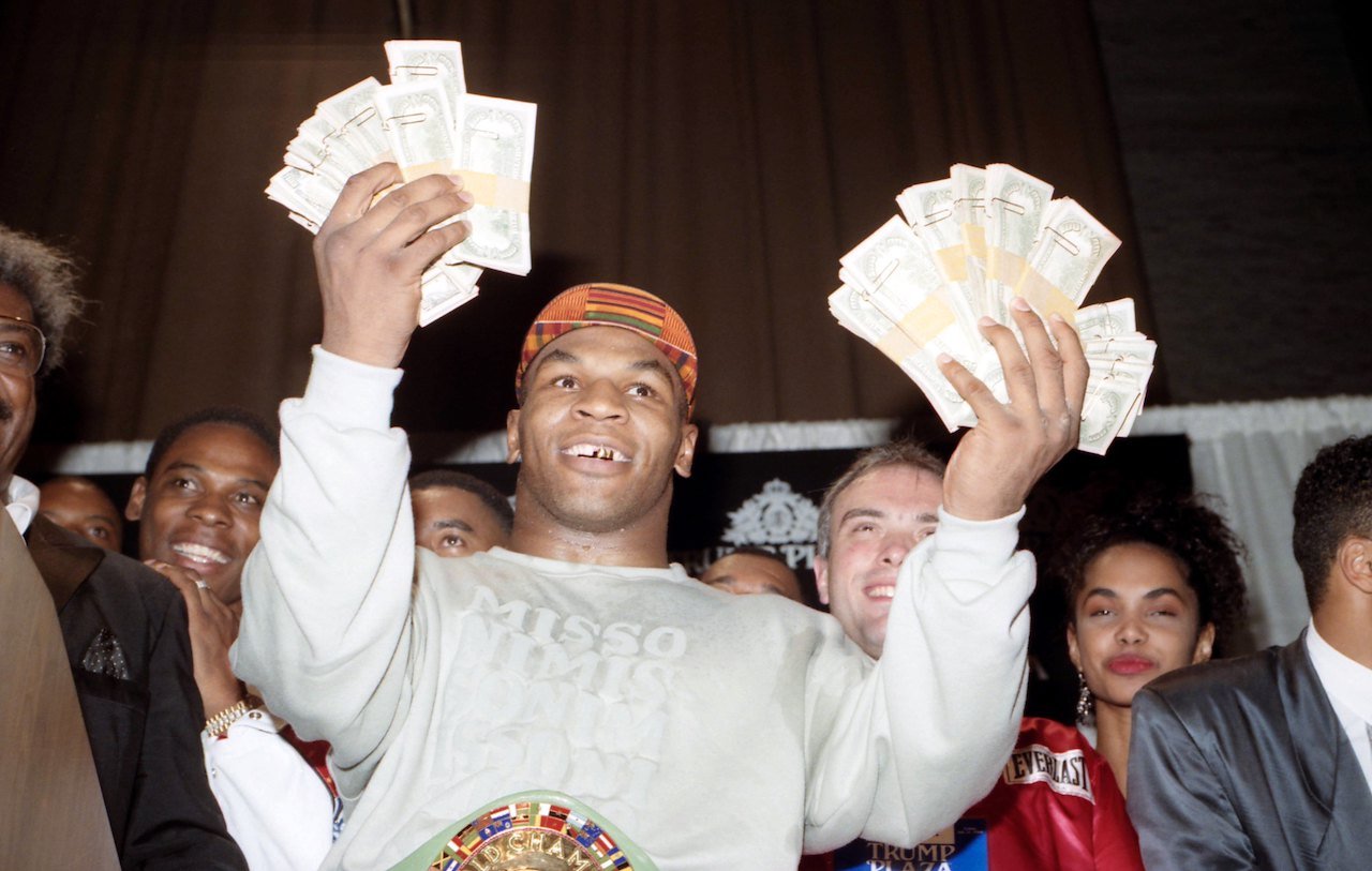 Тайсон с блогером. Майк Тайсон с деньгами. Mike Tyson с деньгами. Бокс для денег. Тайсон с деньгами обои.
