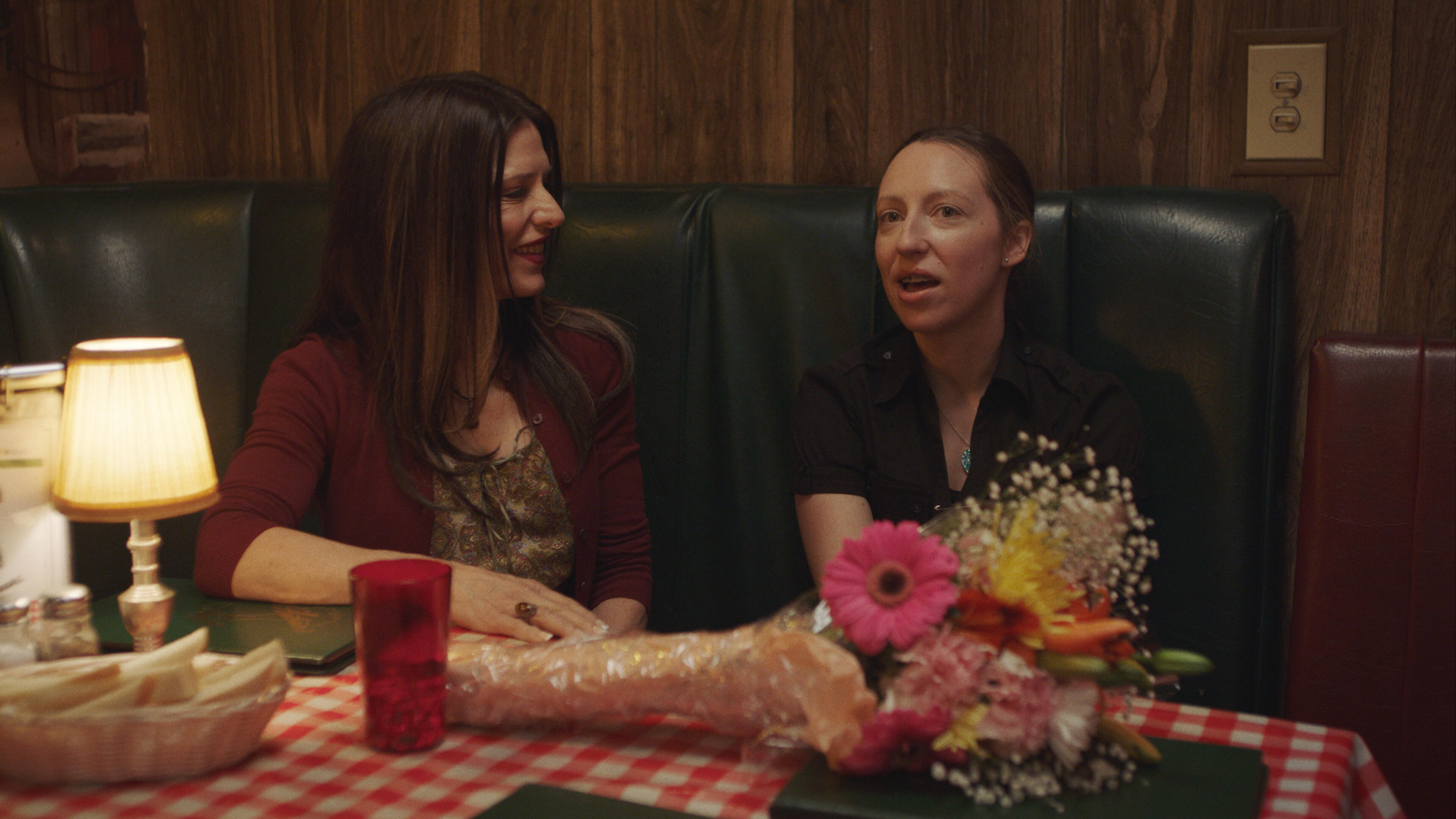 Kathy Kone (Melora Walters), Anna Kone (Anna Konkle) in 'PEN15' Season 2 Episode 'Opening Night'