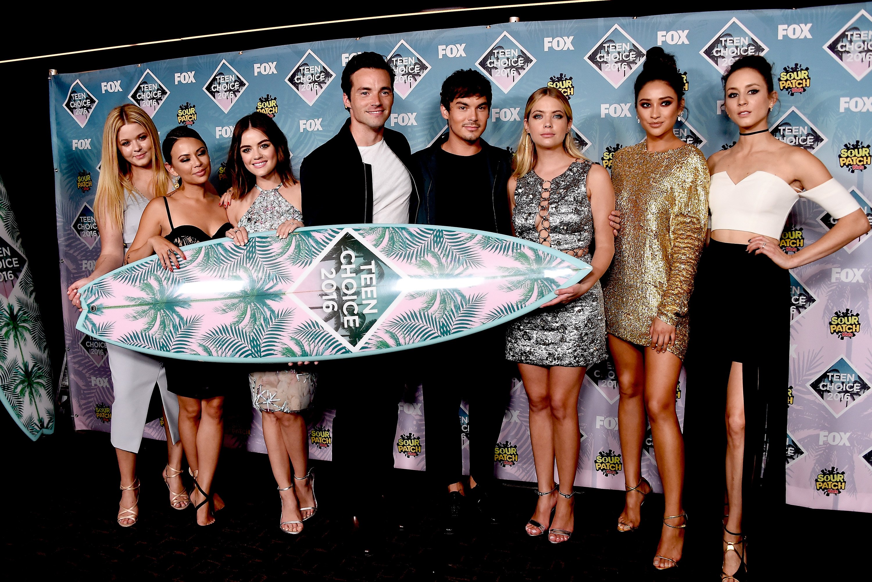 (L-R) Sasha Pieterse, Janel Parrish, Lucy Hale, Ian Harding, Tyler Blackburn, Ashley Benson, Shay Mitchell and Troian Bellisario pose with the award for Choice TV Show: Drama for 'Pretty Little Liars' at the Teen Choice Awards 2016