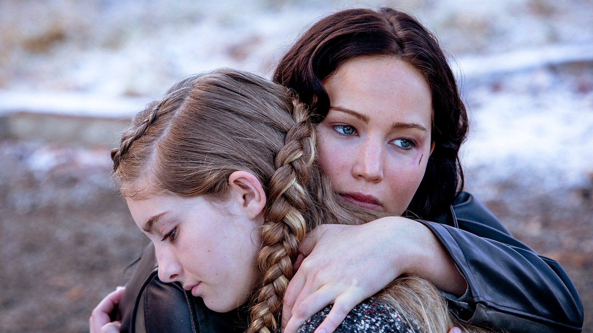 Willow Shields as Primrose Everdeen and Jennifer Lawrence as Katniss Everdeen in 'The Hunger Games: Catching Fire'