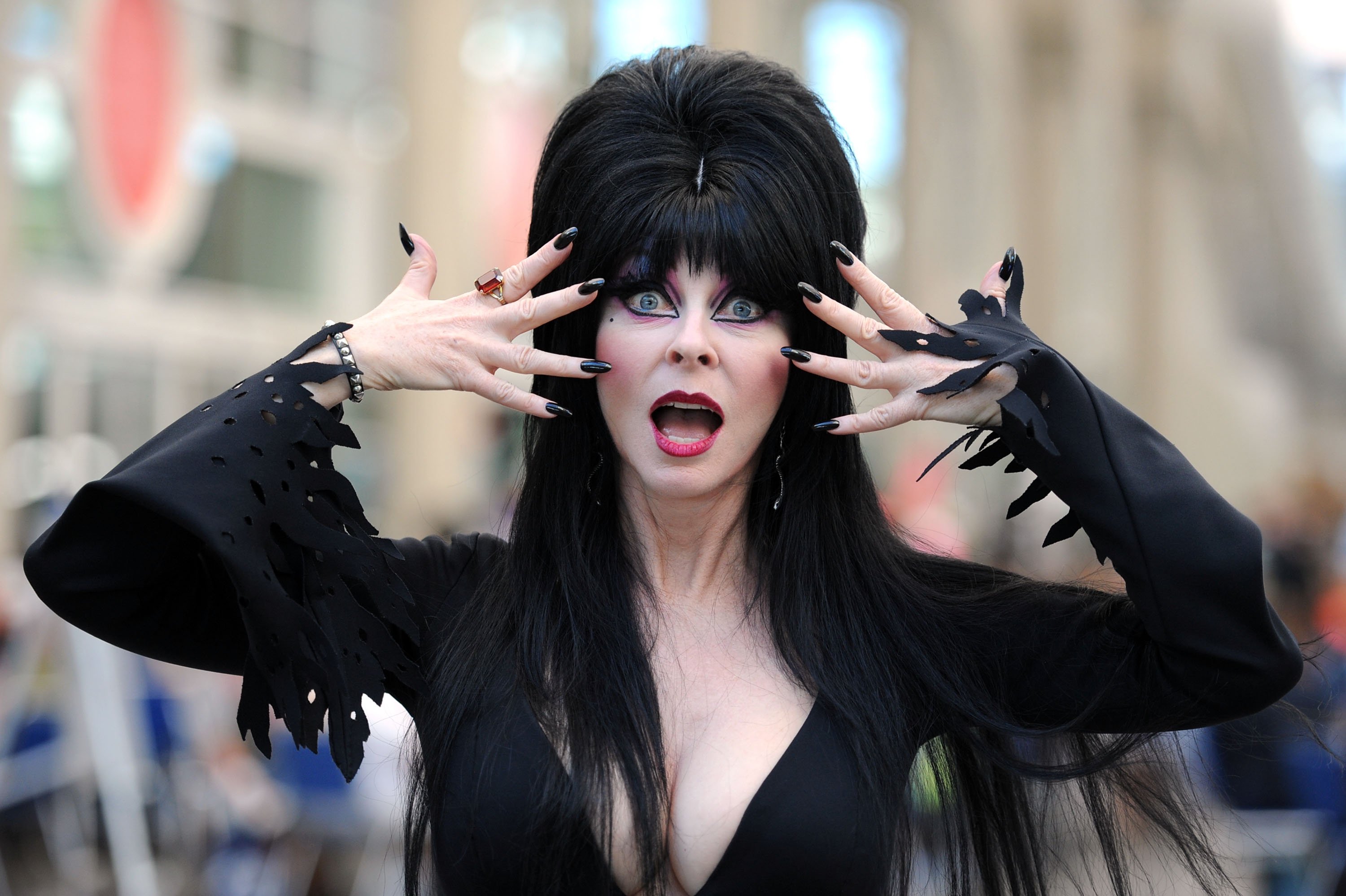 Elvira Mistress of the Dark (Cassandra Peterson)