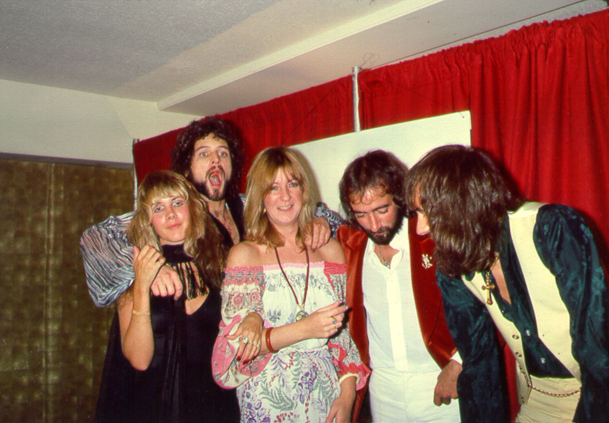 (L-R) Stevie Nicks, Lindsey Buckingham, Christine McVie, John McVie and Mick Fleetwood smiling and laughing