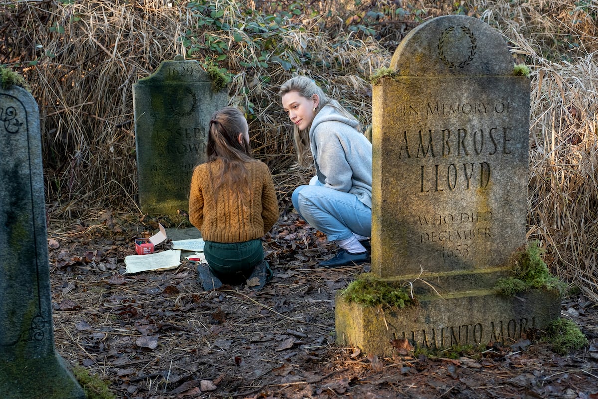 AMELIE SMITH as FLORA and VICTORIA PEDRETTI as DANI