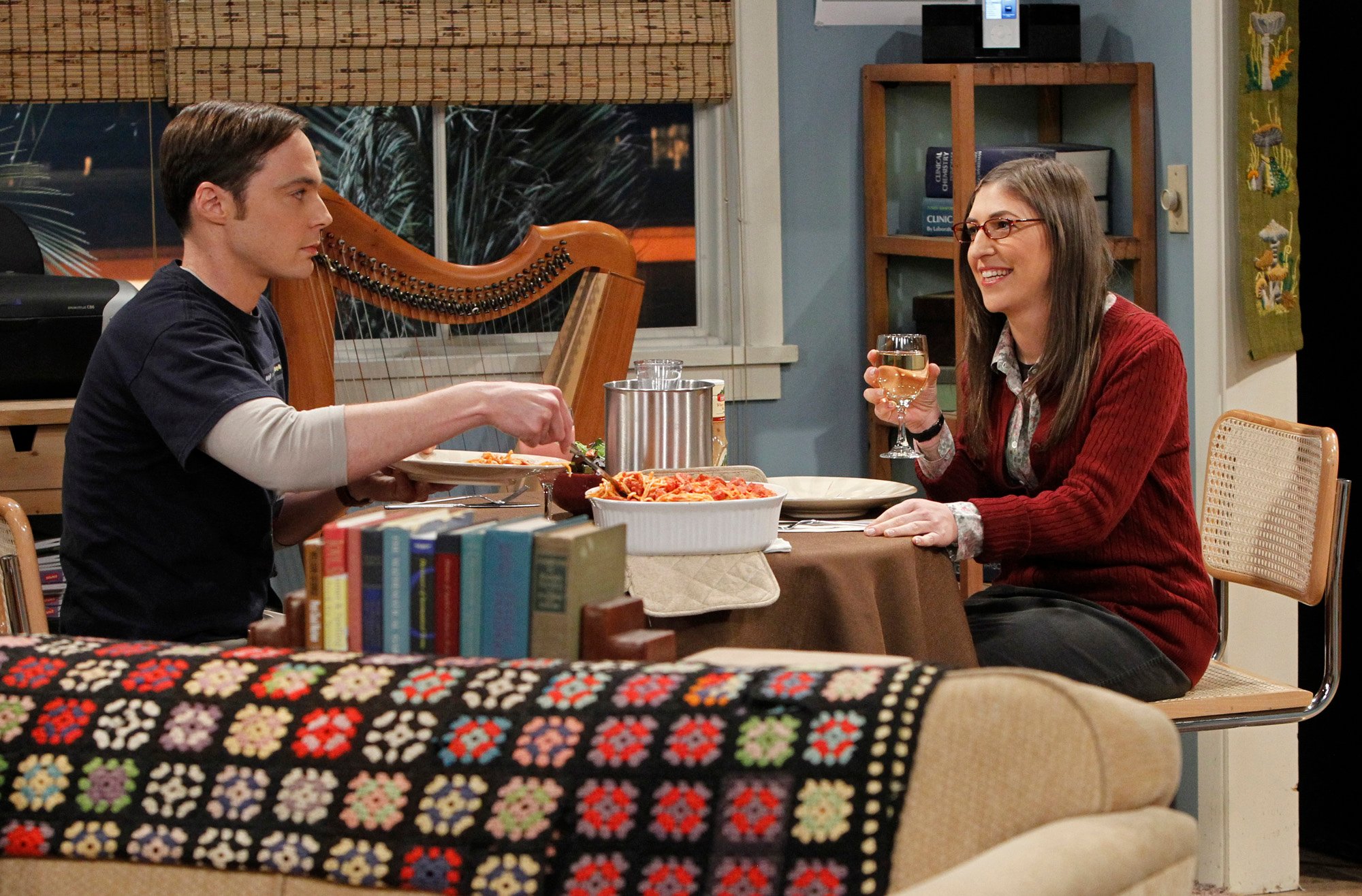 Jim Parsons and Mayim Biaik in 'The Big Bang Theory'