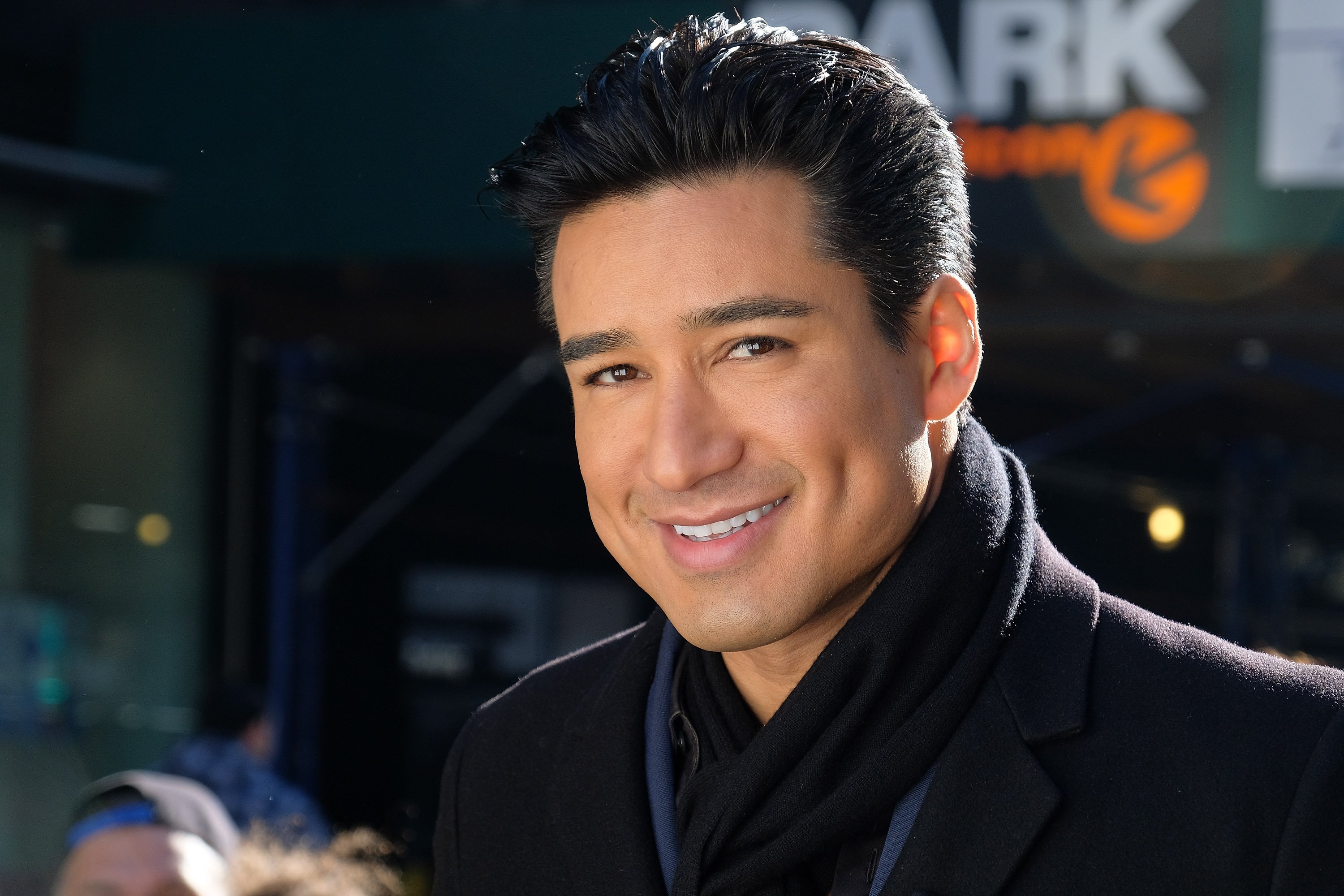 Mario Lopez films for 'Extra' in 2017