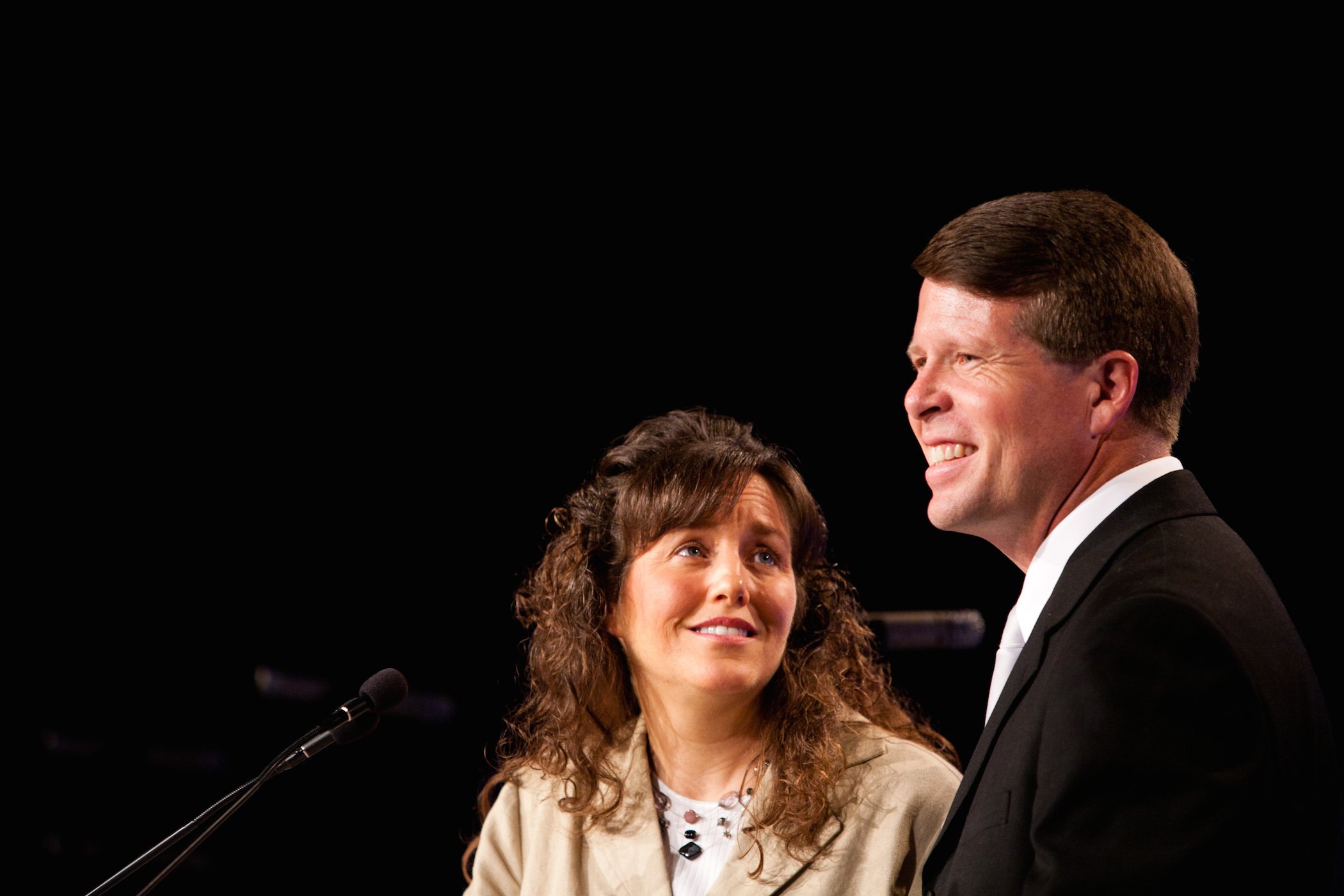 Michelle (L) and Jim Bob Duggar