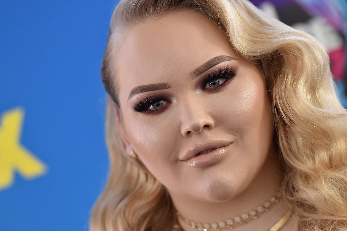 NikkieTutorials arrives at the Teen Choice Awards 2017