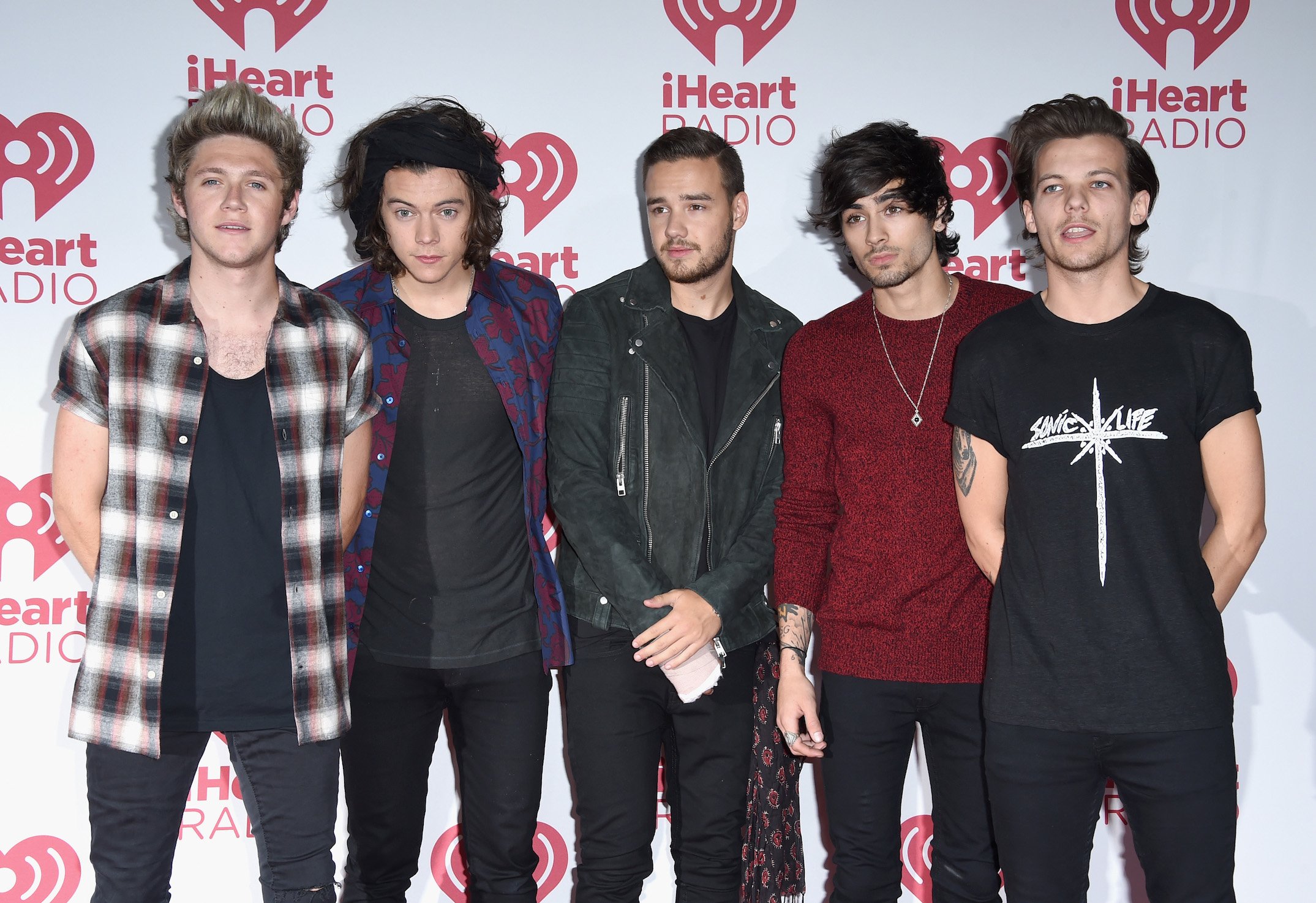 Niall Horan, Harry Styles, Liam Payne, Zayn Malik, and Louis Tomlinson of One Direction pose in the press room