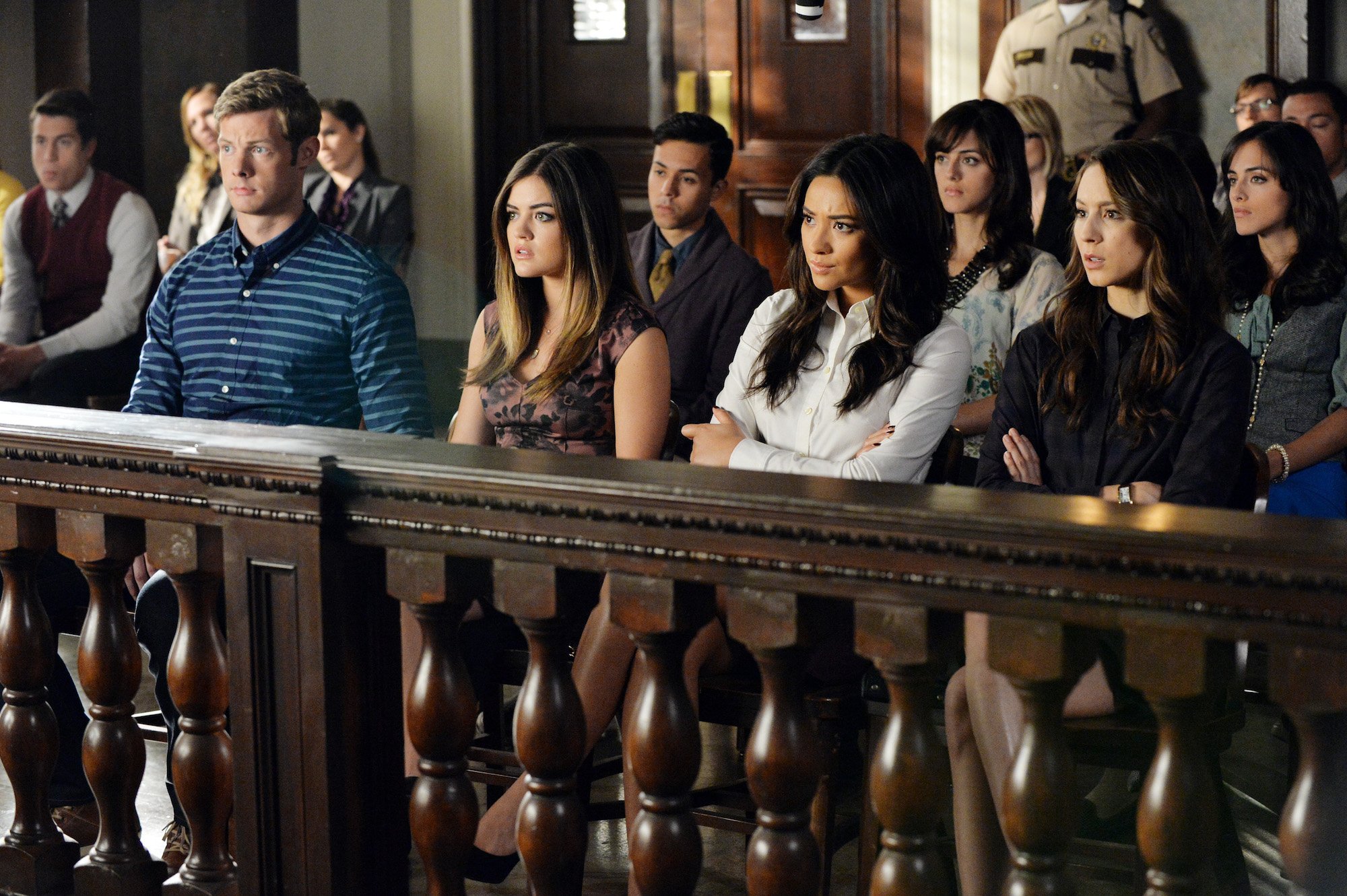 (L-R) Brandon Jones, Lucy Hale, Shay Mitchell, Troian Bellisario in a courtroom on Pretty Little Liars