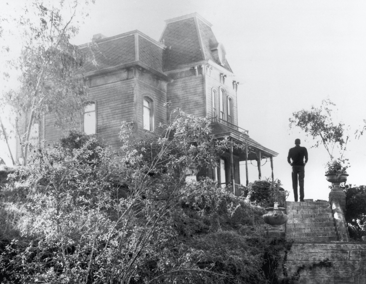 Norman Bates (Anthony Perkins) approaching the motel