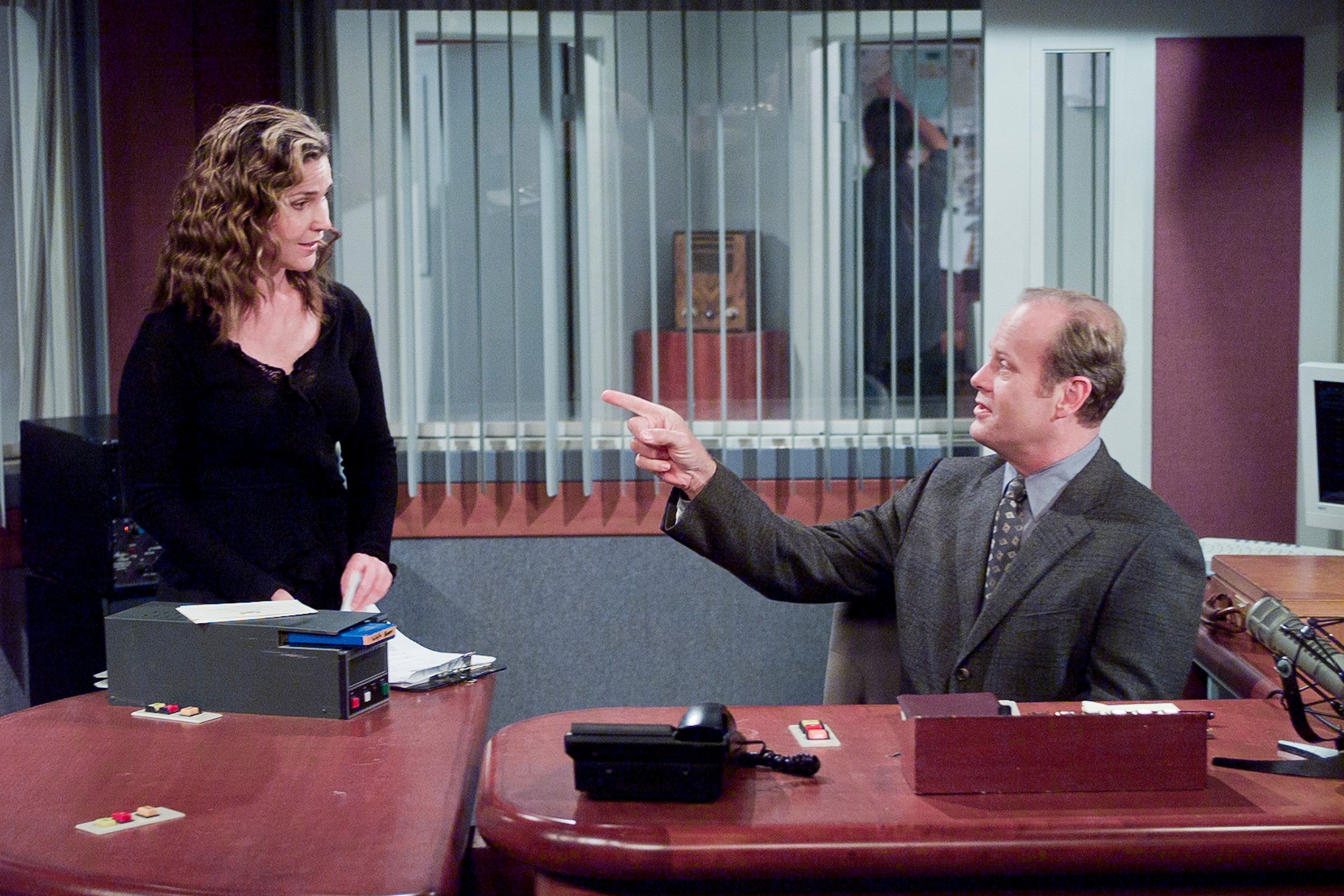 Peri Gilpin as Roz Doyle and Kelsey Grammer as Dr. Frasier Crane in 'Frasier'