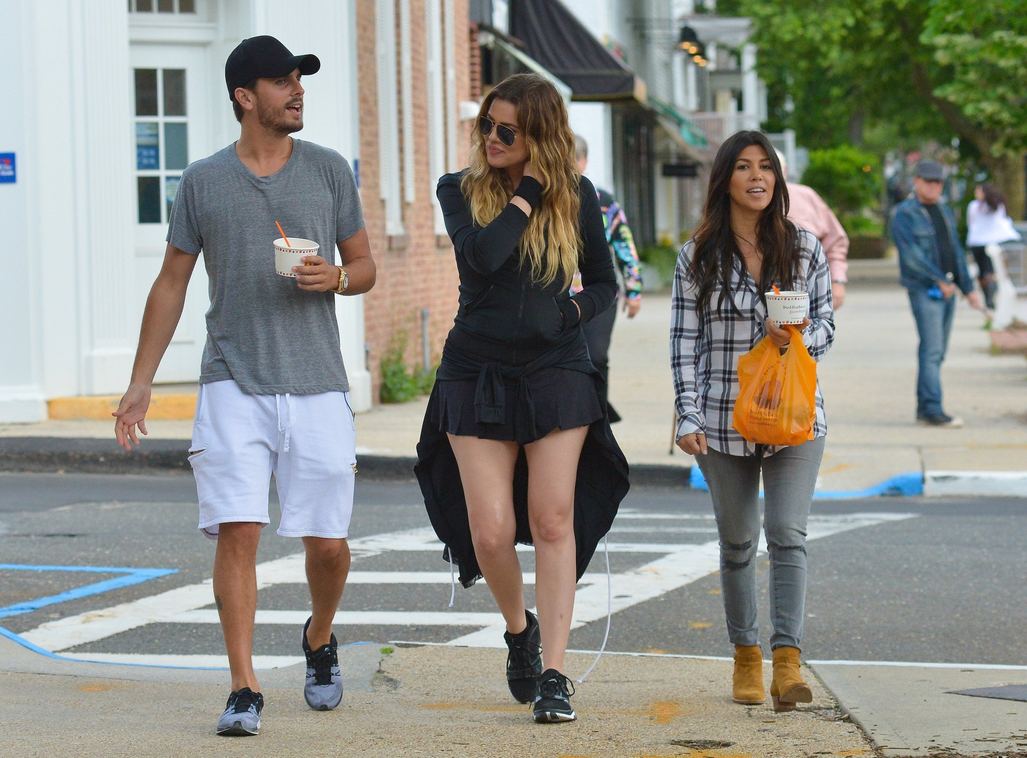 (L-R) Scott Disick, Khloé Kardashian, and Kourtney Kardashian walking down the sidewalk