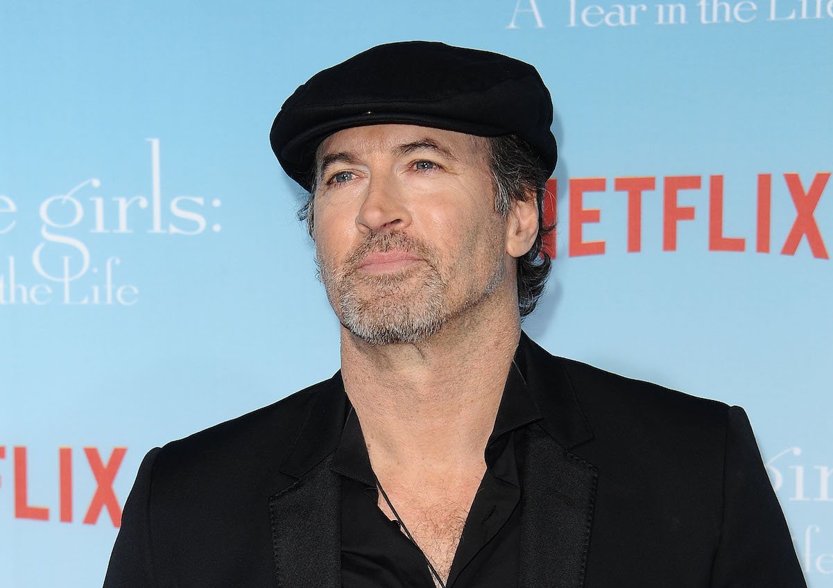 Scott Patterson at the premiere of 'Gilmore Girls: A Year in the Life' in a black shirt and black hat