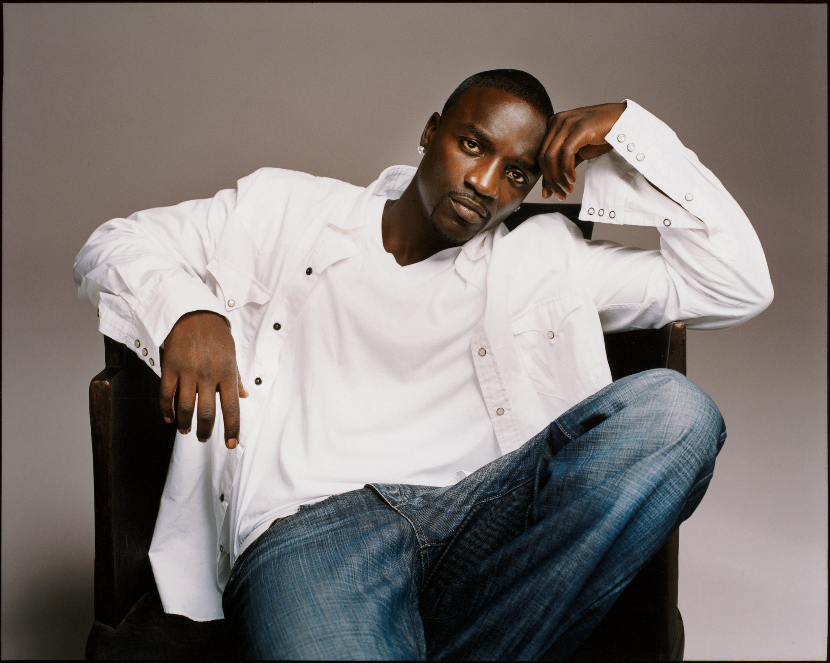 Akon in a chair