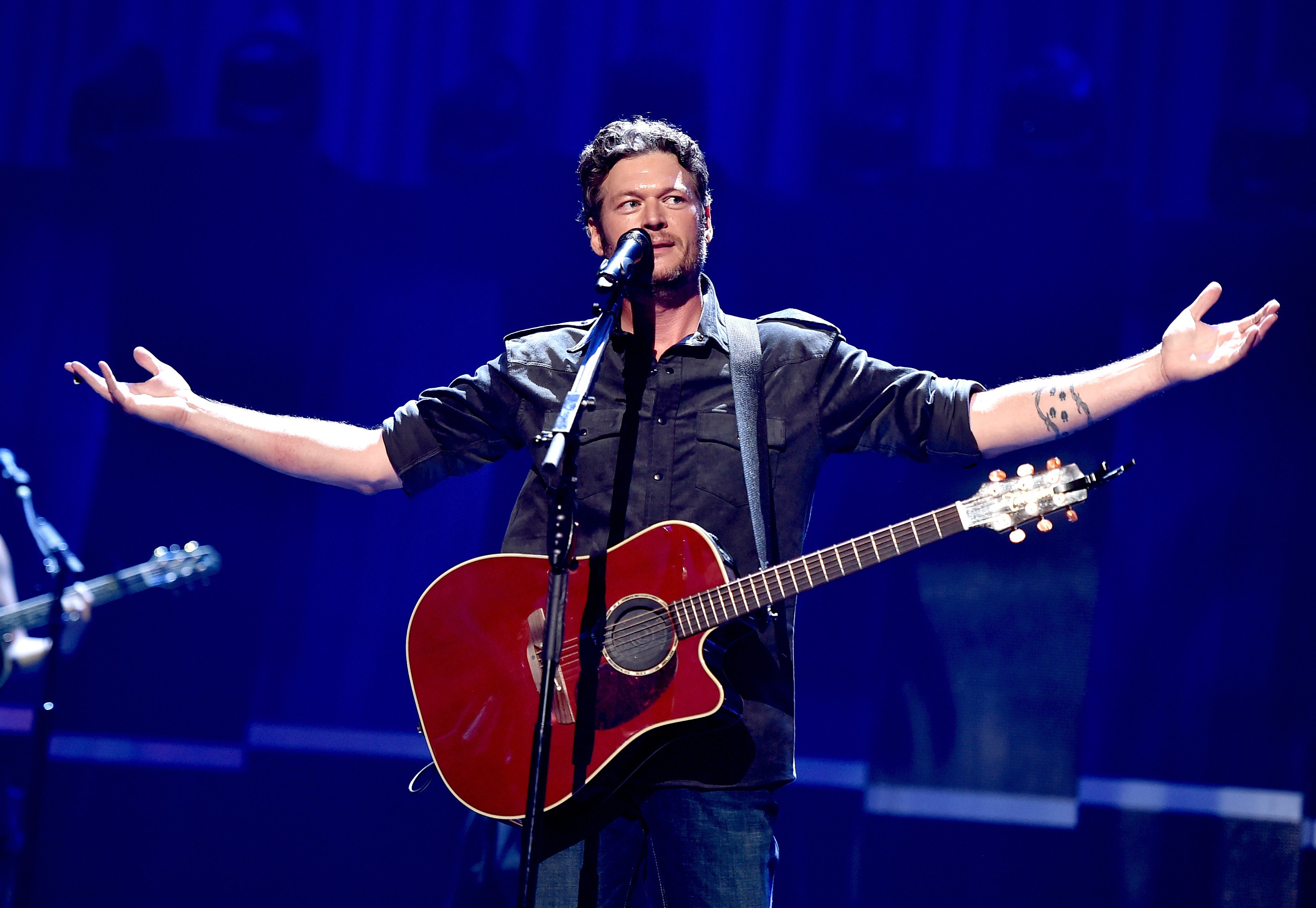 Blake Shelton raising his arms