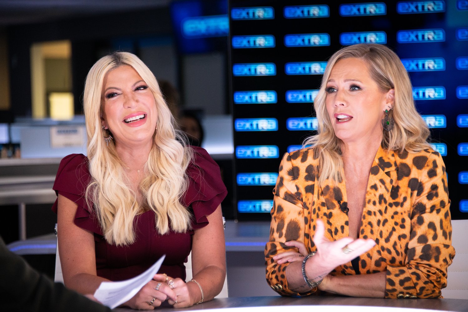 Jennie Garth And Tori Spelling Visit Extra